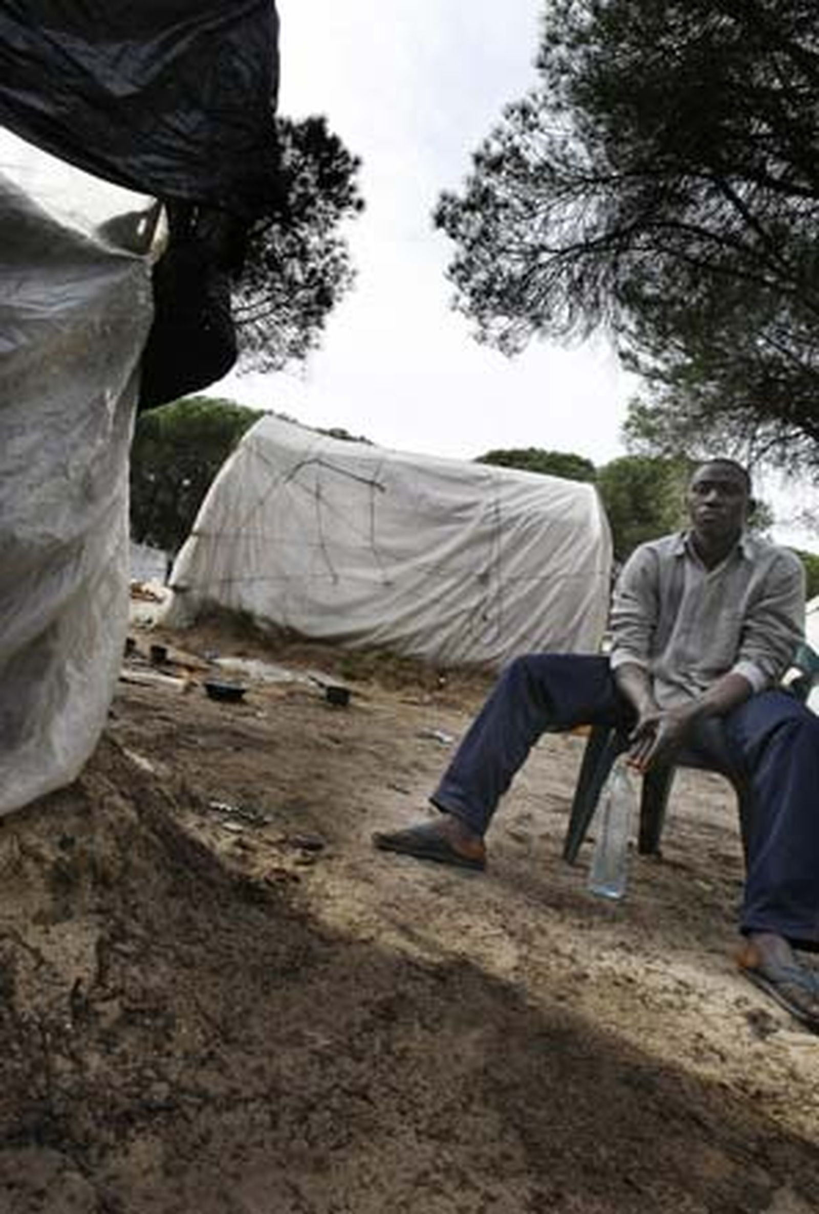 Entre Mazagón y Palos se extiende un mar blanco que oculta los campos de fresa, que oculta el lugar de ninguna parte de los africanos derrotados

Foto: Fito Carreto