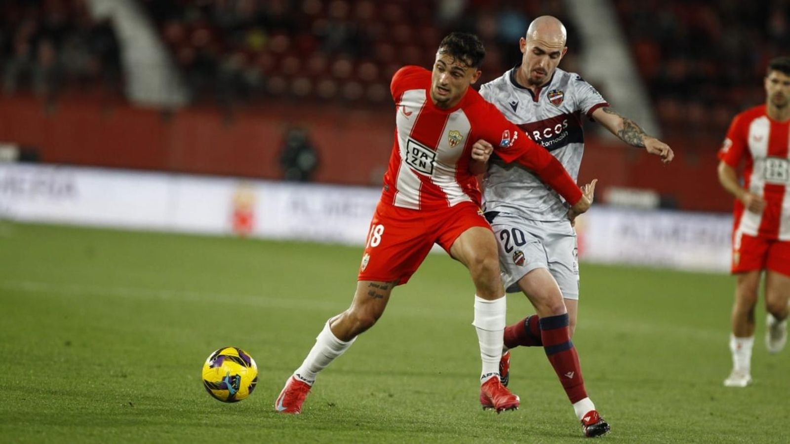 Marc Pubill pugna con Oriol Rey la posesión del esférico.