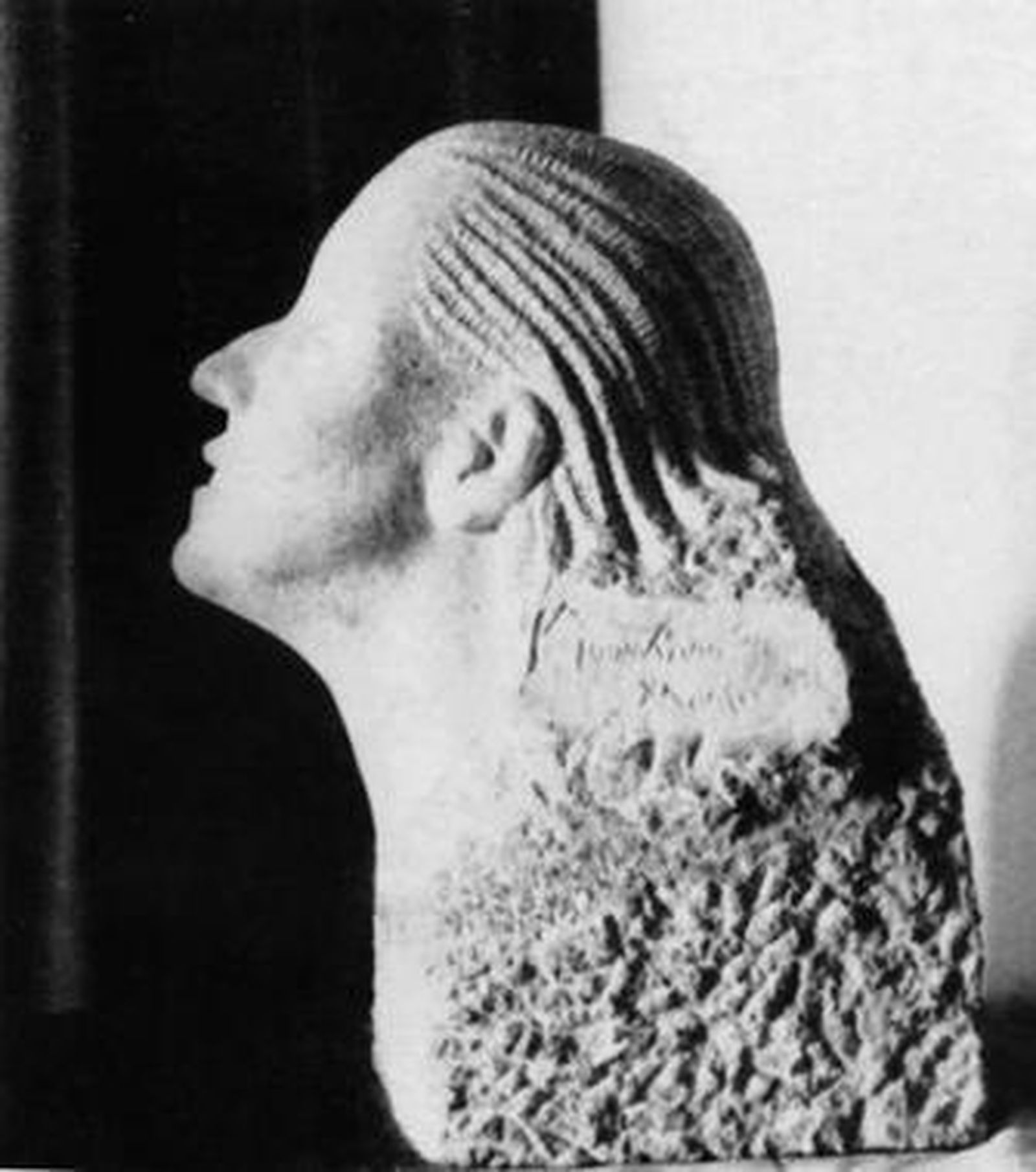 1 y 5. Retratos de Marga Gil Roësset, una escultora de la que la crítica dijo: "En ella está todo como un don del más allá". 2. El busto que realizó de Zenobia Camprubí. 3. Ilustraciones de la artista. Como apunta su sobrina, estos dibujos pudieron inspirar a Saint-Exupéry. 4. Noticia aparecida en la prensa tras la muerte. 6. Uno de los fragmentos del diario.