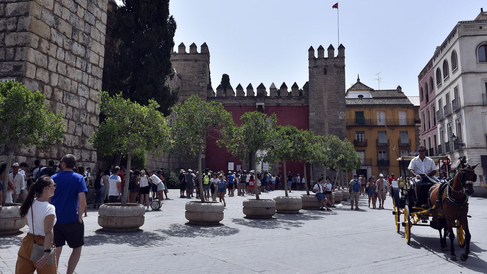 Los turistas haciendo cola para acceder al Real Alcázar, uno de los principales monumentos de la ciudad.