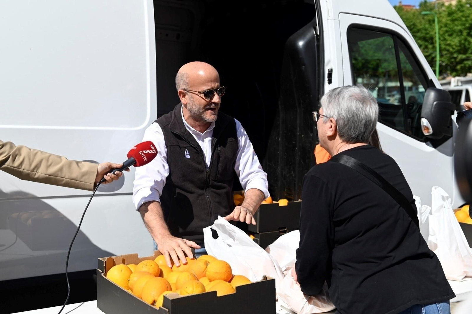 El reparto de naranjas en Córdoba en protesta por la situación del campo, en imágenes El reparto de naranjas en Córdoba en protesta por la situación del campo, en imágenes