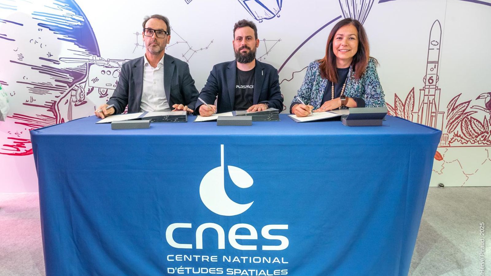 Firma del acuerdo entre PLD Space y CNES.