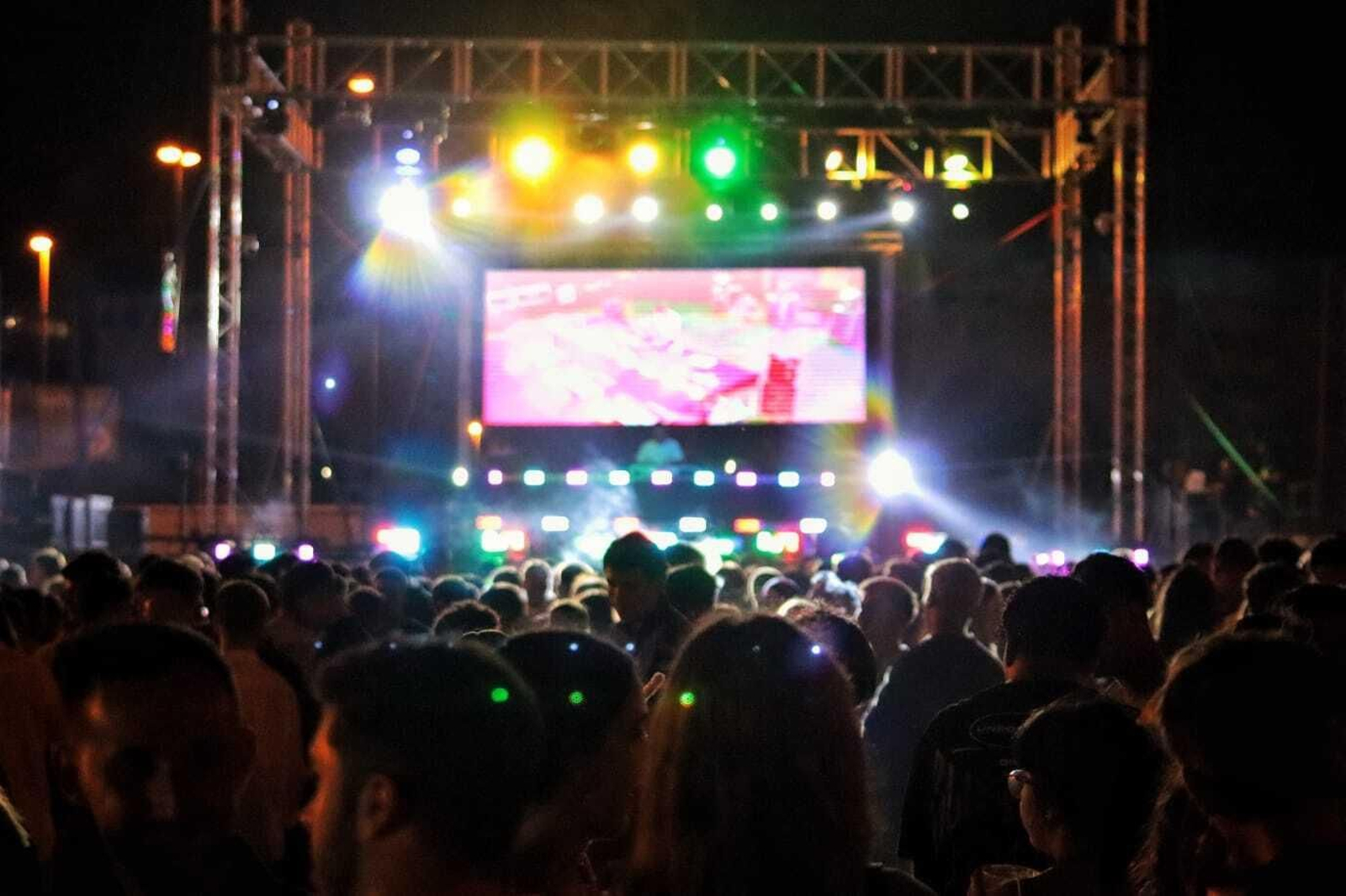 Ambiente en la zona de la Juventud del recinto ferial este lunes.