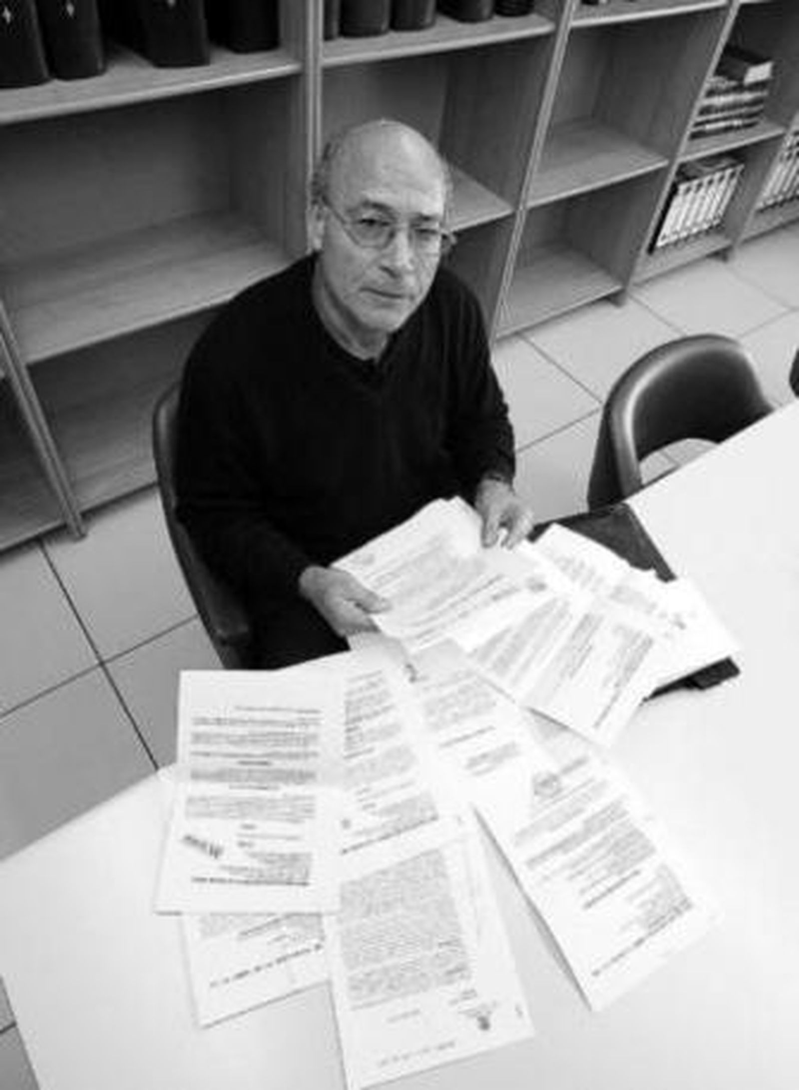 Francisco Holgado, fotografiado ante algunas de las denuncias que ha interpuesto contra su ex mujer.