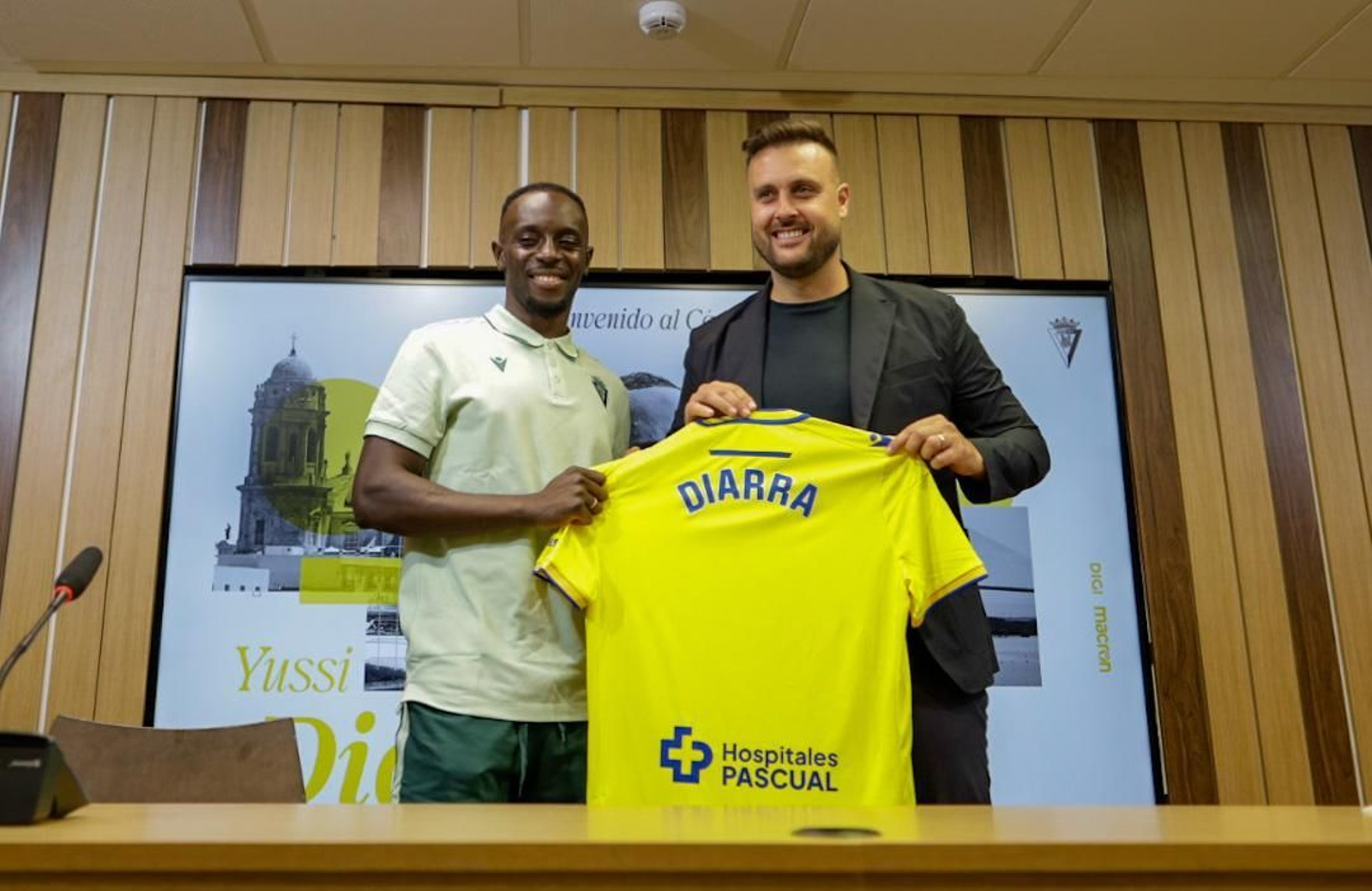 Diarra (i) y Cala con una camiseta del Cádiz. Diarra (i) y Cala con una camiseta del Cádiz.