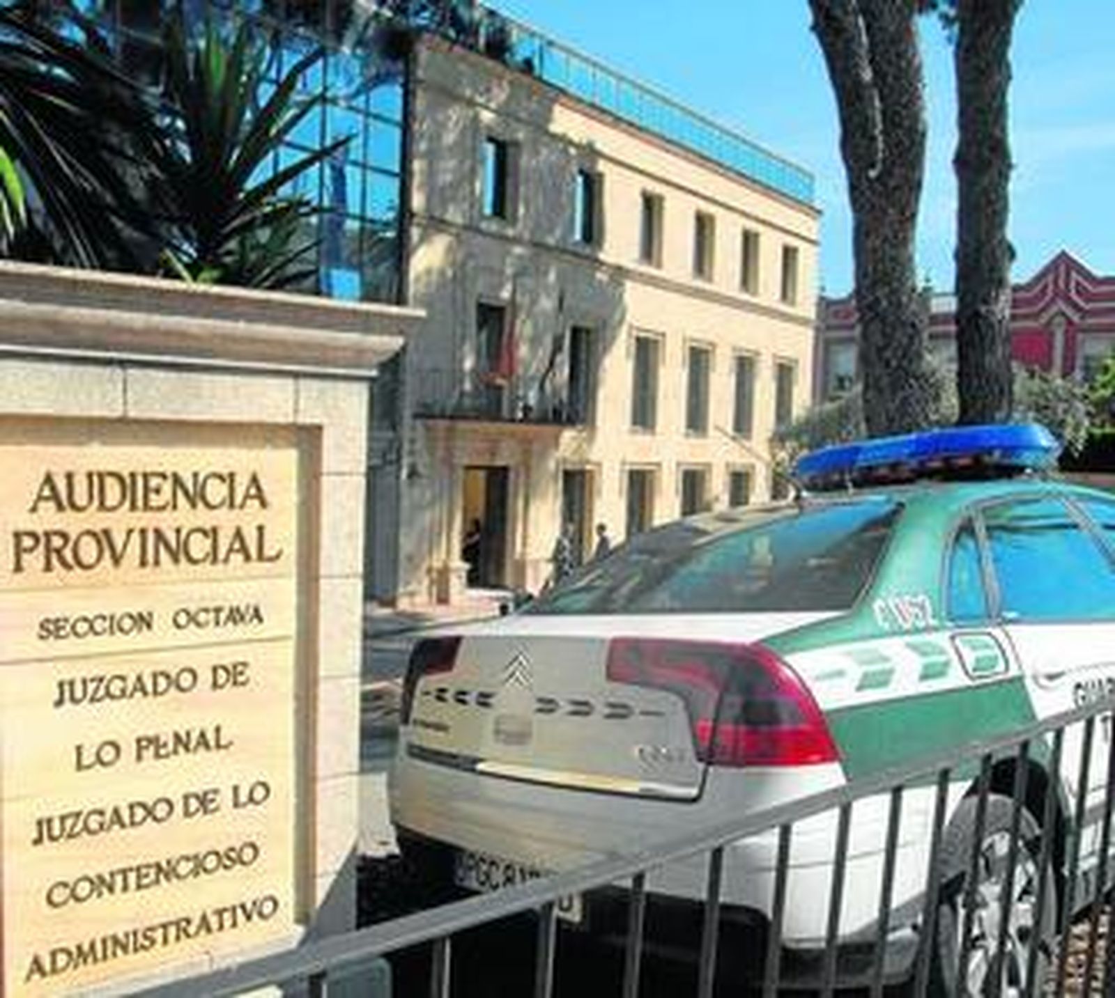 Un coche de la Guardia Civil aparcado ante el edificio judicial que alberga la sección Octava de la Audiencia.