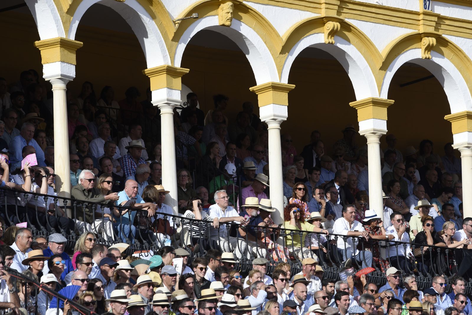 Búscate en la tercera corrida de toros de la Feria de San Miguel de Sevilla