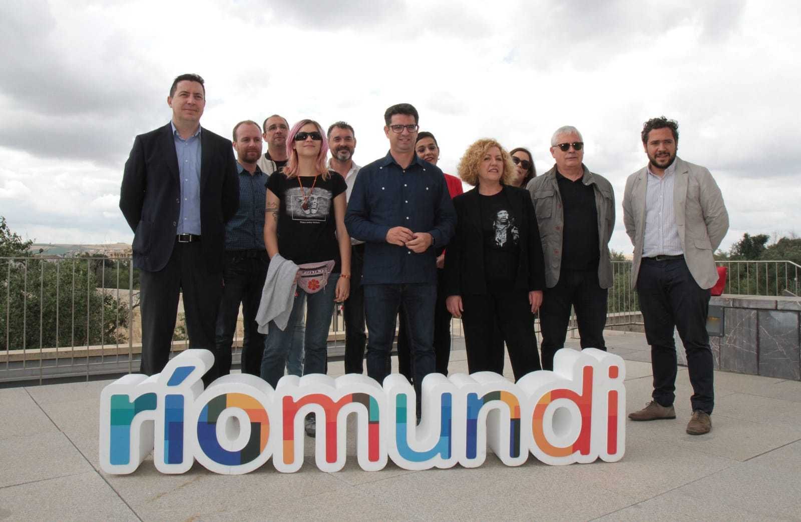 De la Torre (primero por la izquierda) en una de las presentaciones de Ríomundi.