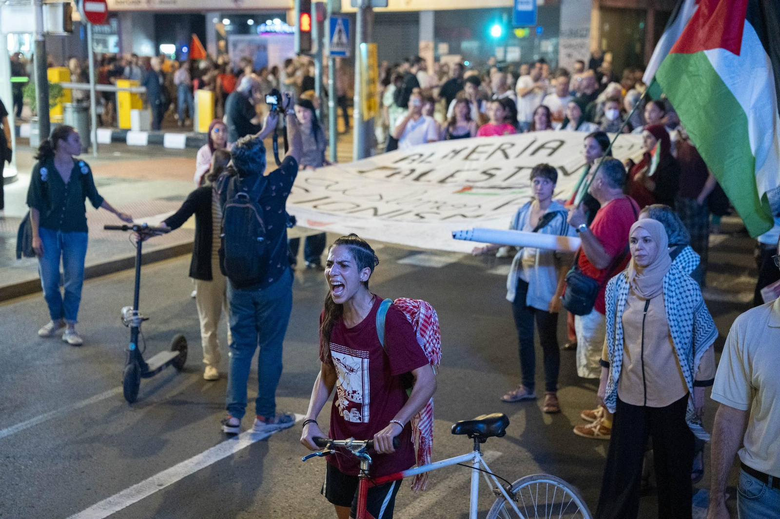 La Plataforma Almería por Palestina se manifiesta por la situación en Gaza, en imágenes