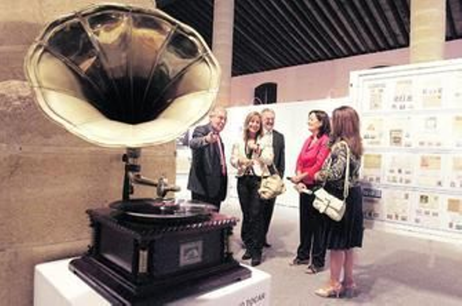 Algunos de los galardonados con la familia Ruiz-Cortina, el consejero de Empleo y la alcaldesa.