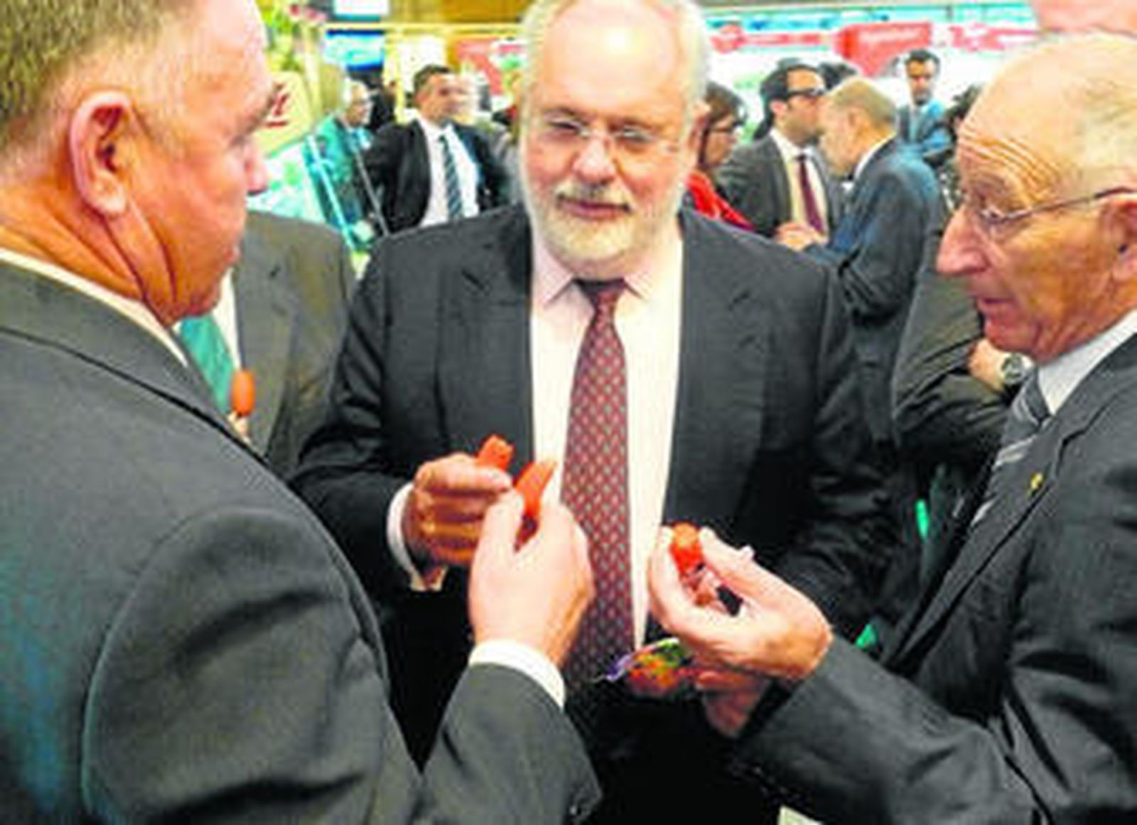 José Martínez Portero, de Unica Group, da a probar sus productos a Arias Cañete y Gabriel Amat.