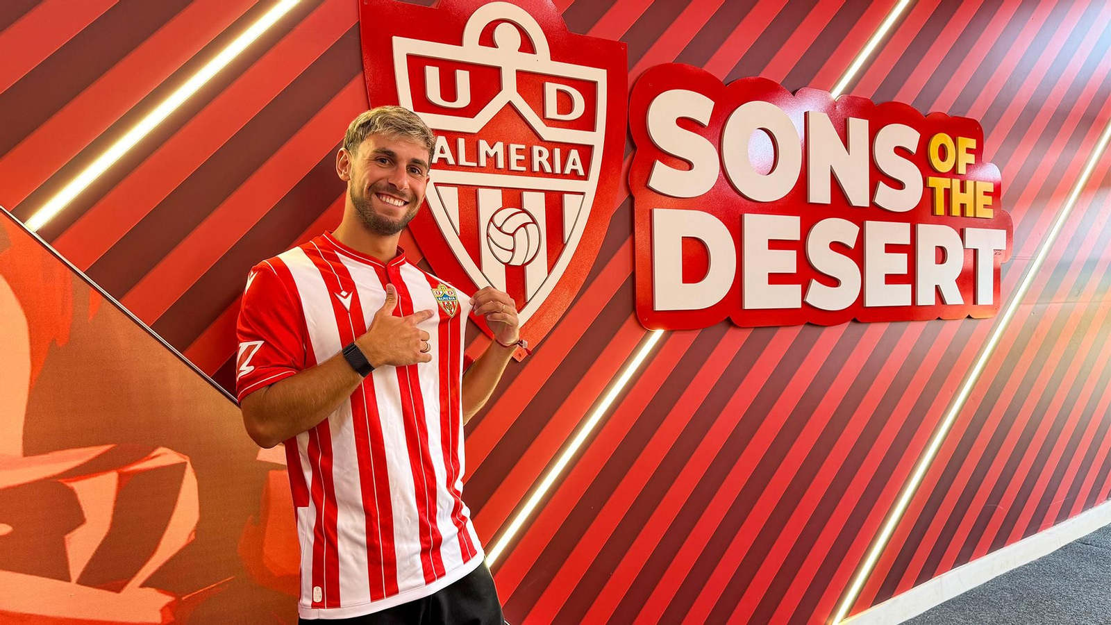 El centrocampista almeriense posa con la camiseta del conjunto rojiblanco en el Estadio de los Juegos Mediterráneos.