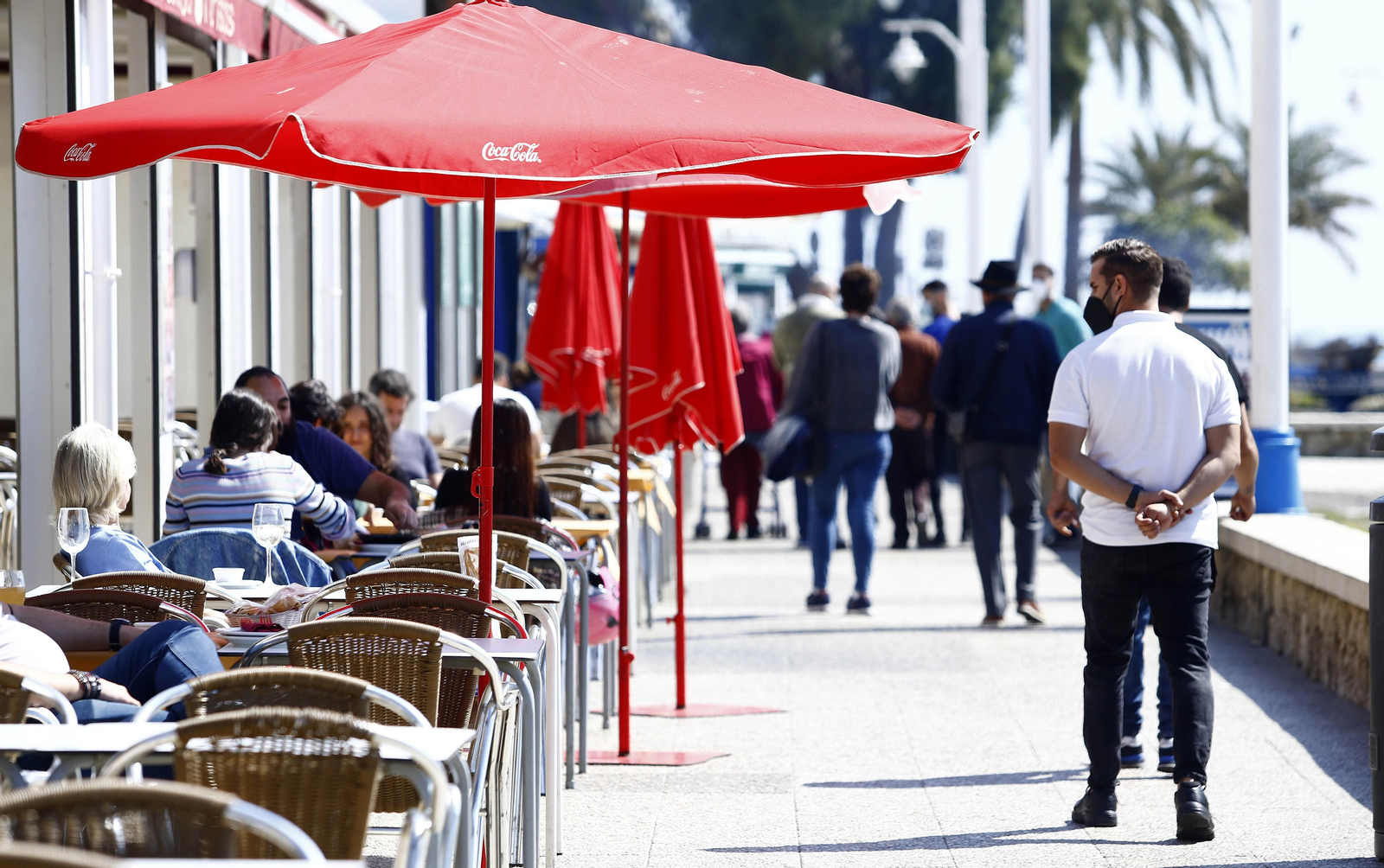 Varias personas, en las terrazas del paseo marítimo de Pedregalejo, en Málaga capital.