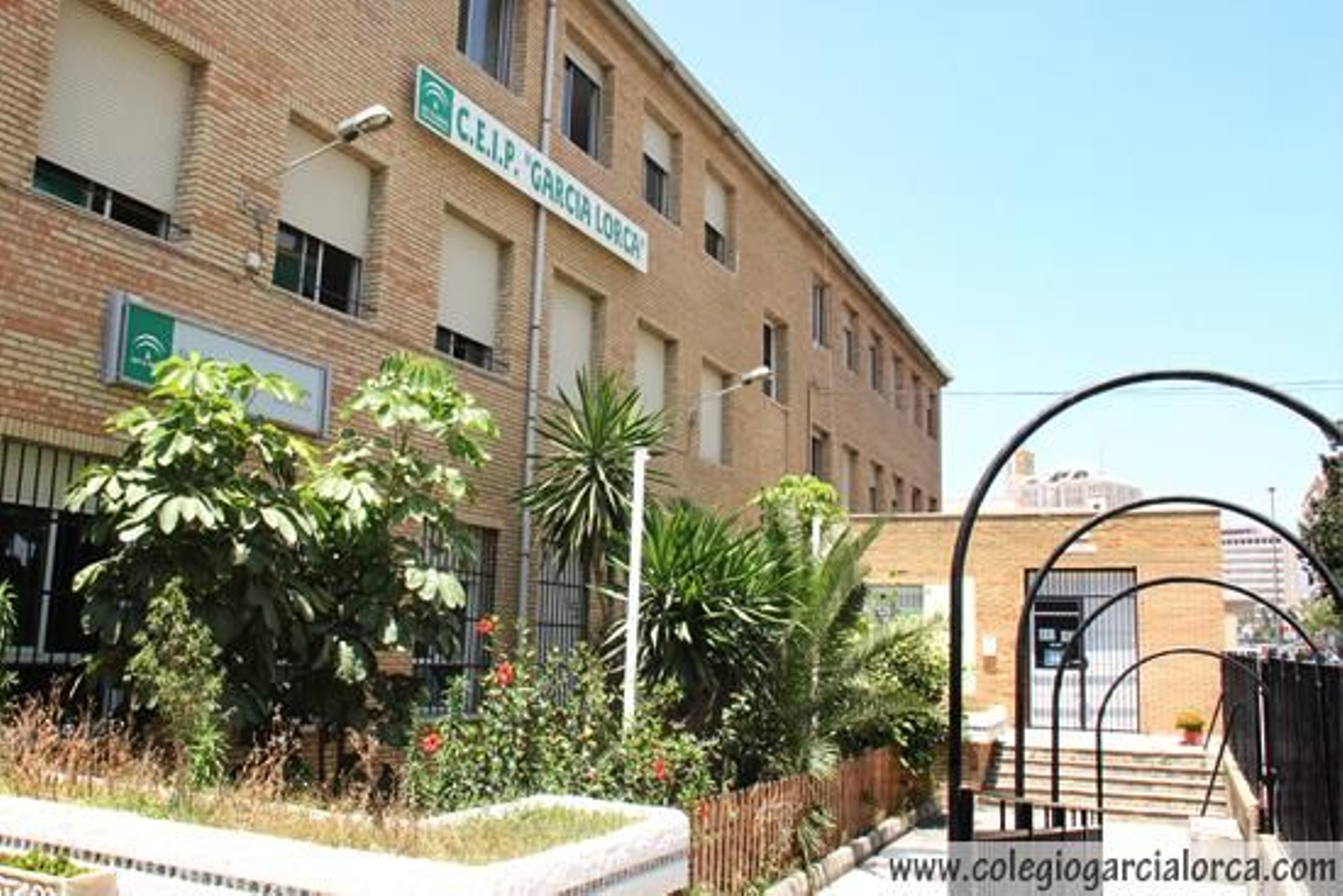 Fachada del centro escolar.