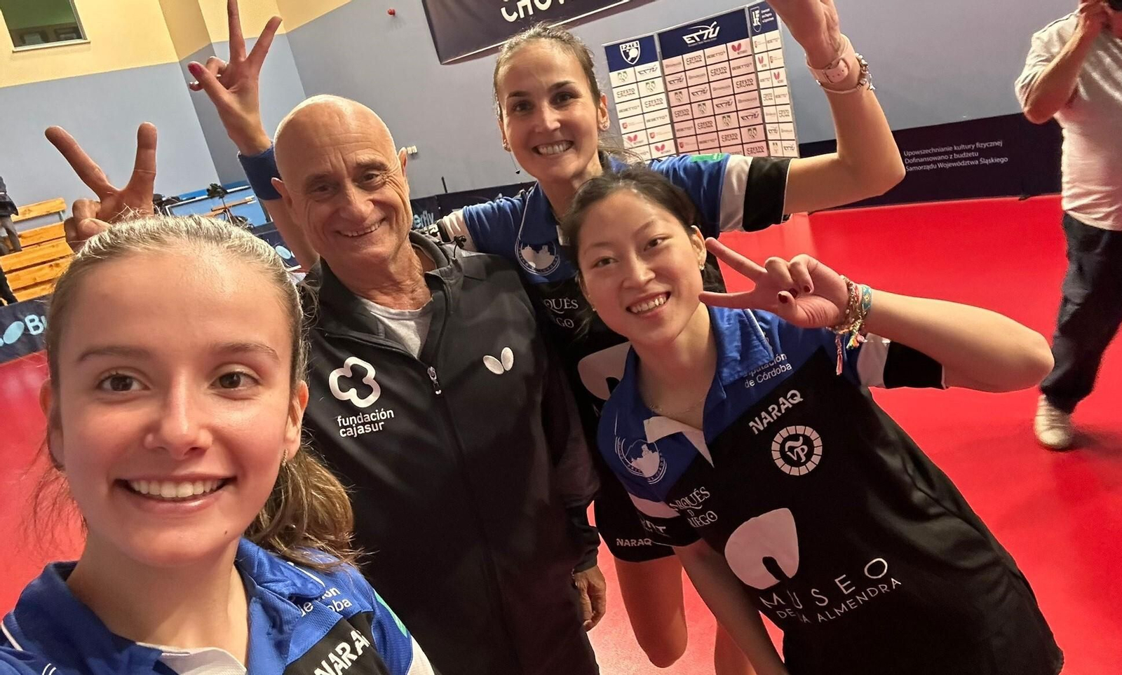 Las jugadoras del Museo de la Almendra celebran el triunfo.