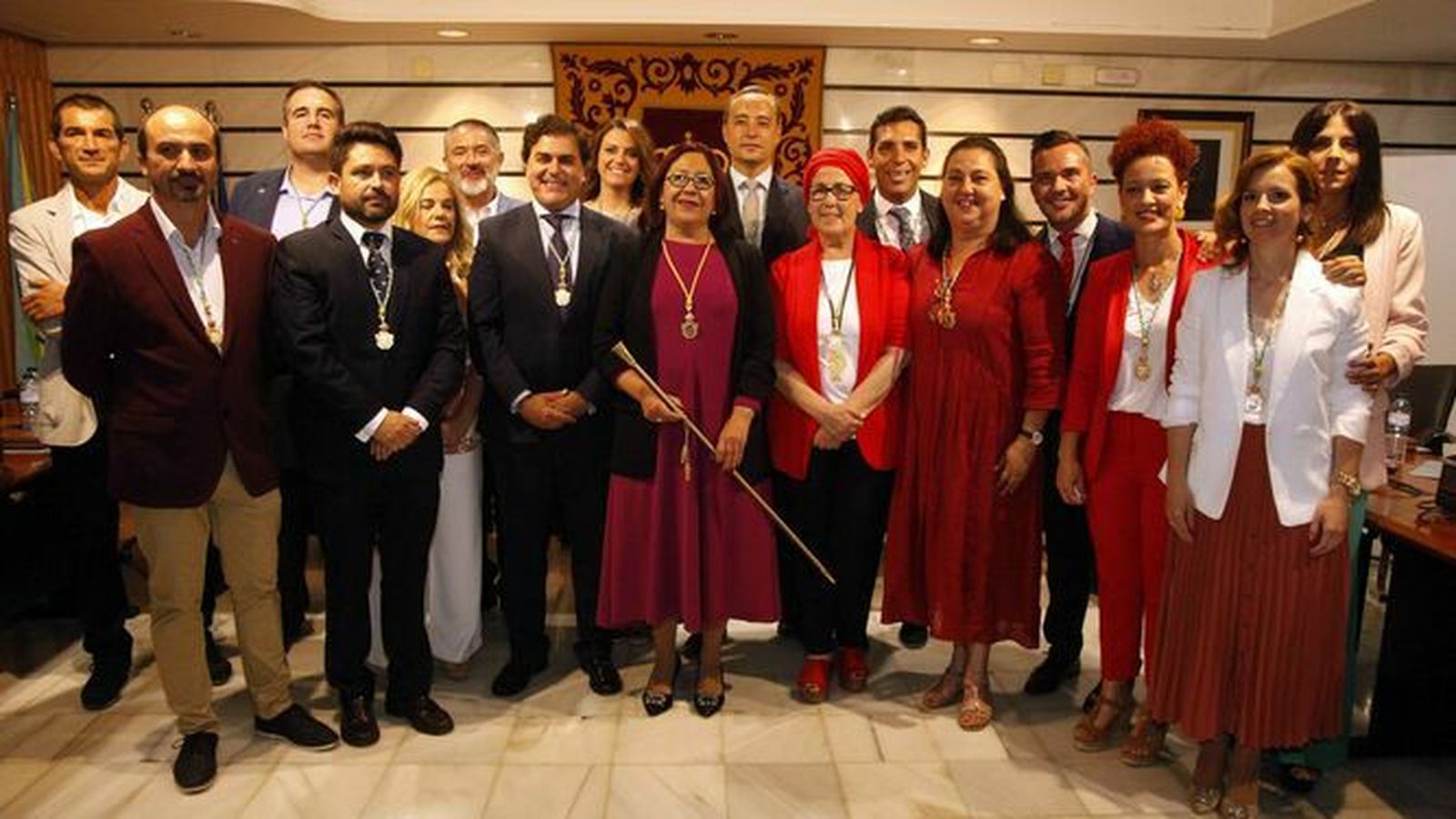 Corporación municipal de Punta Umbría tras la posesión de sus actas de concejal.