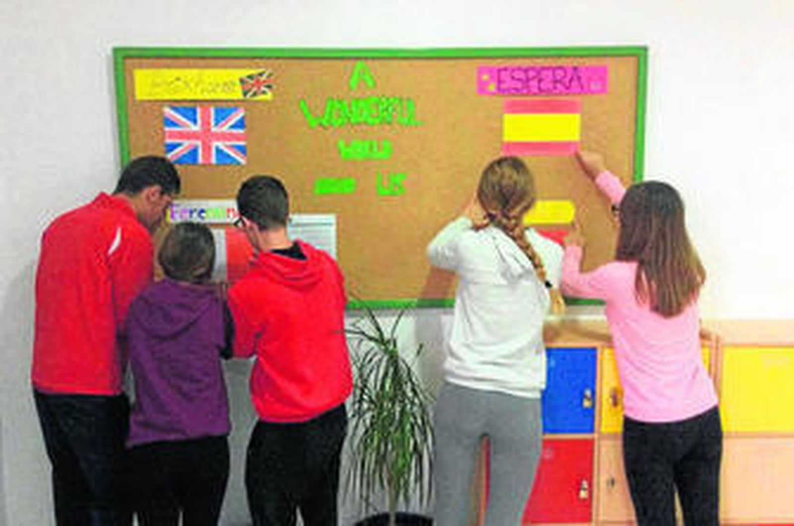 Alumnos del centro organizan el tablón de anuncios de la asignatura de inglés.