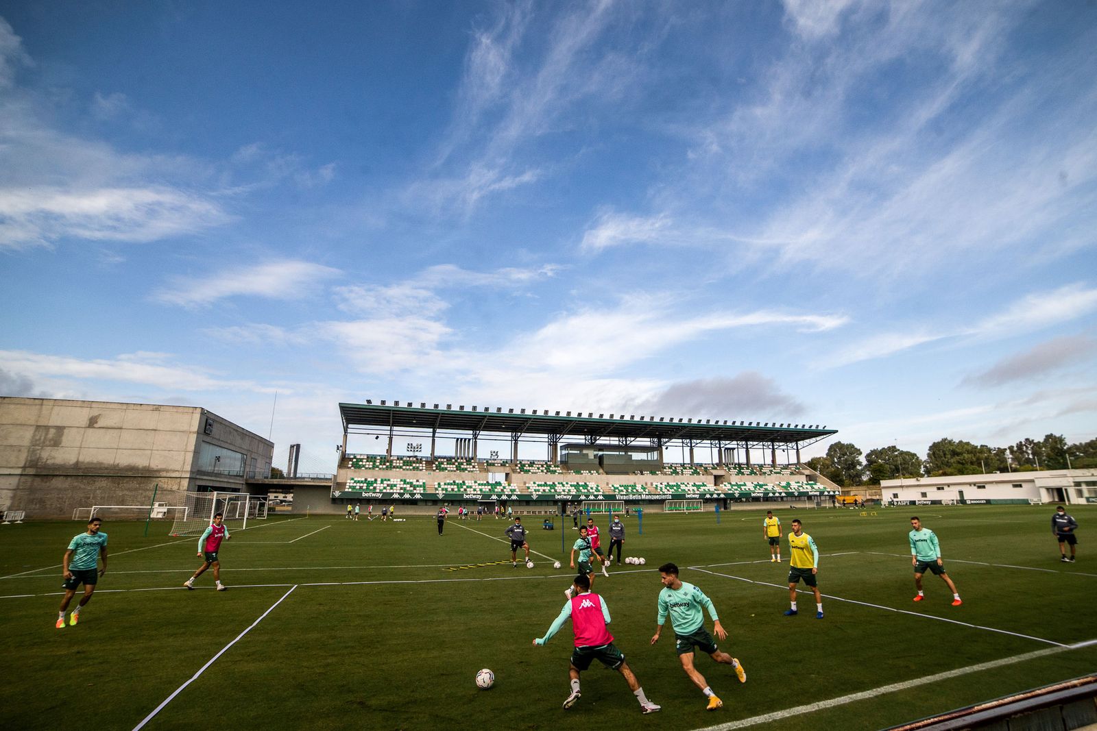 Los jugadores del Betis se entrenan en la ciudad deportiva en una sesión de esta semana.