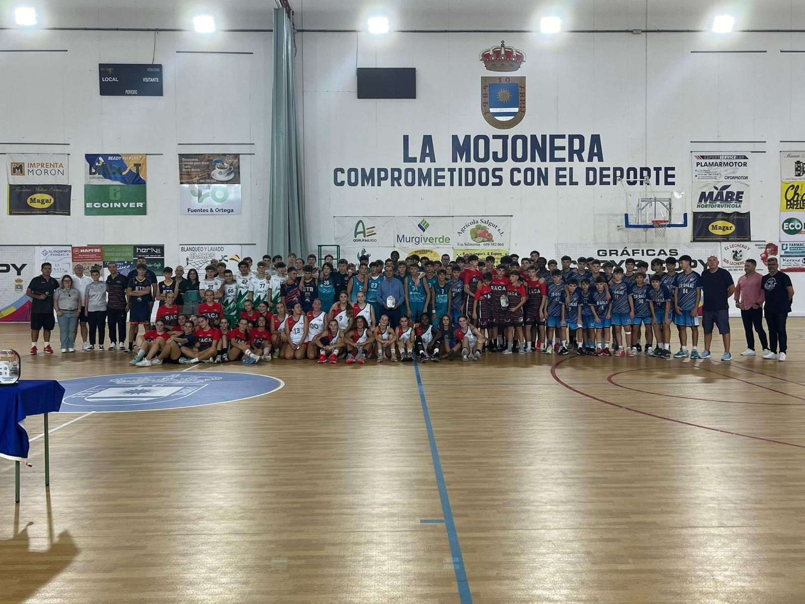 Foto de familia al término de la segunda edición del torneo de apertura organizado por el club mojonero.