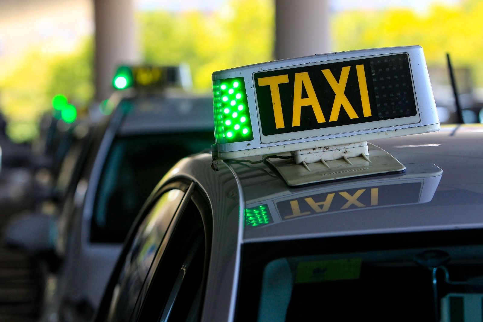 Un taxi en una parada.