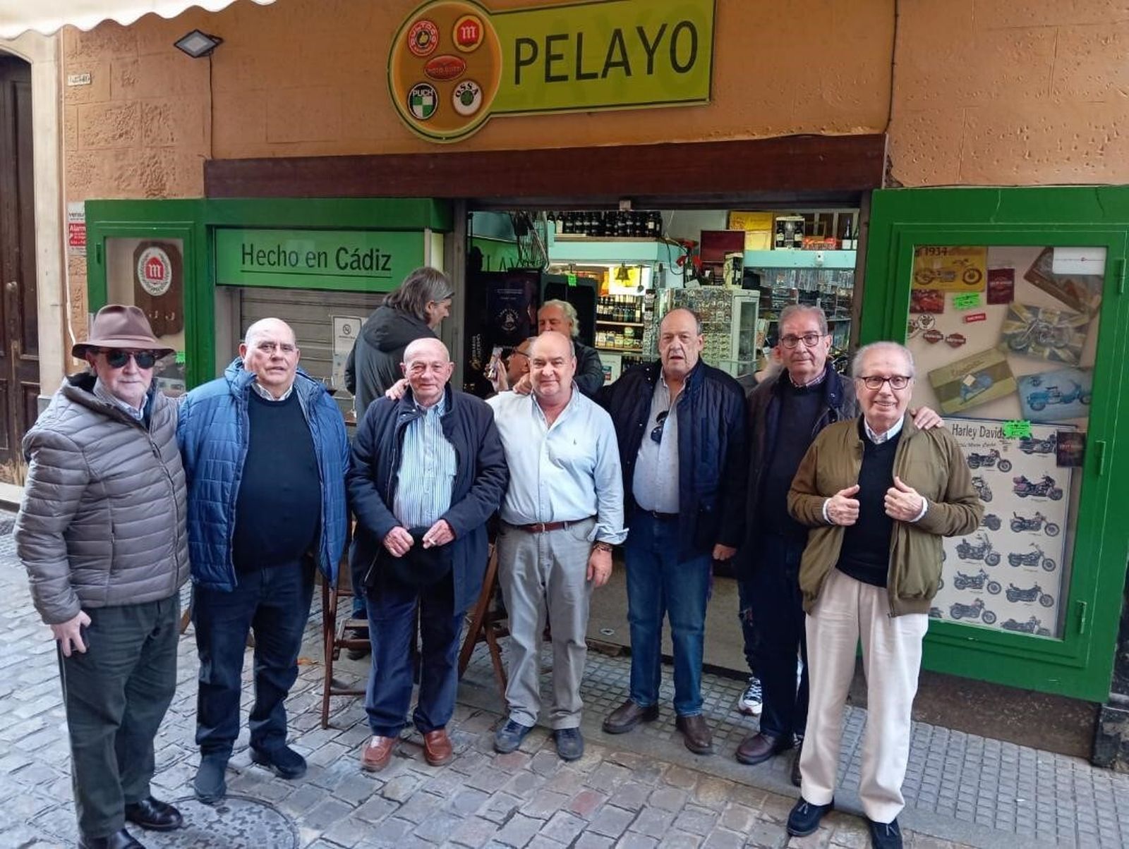 Ignacio Moreno, el padre Rafael Fernández, Manolo Torre, Pelayo García Borbolla, Juan Sales, José Luis Bastos y Manolo Bermúdez durante la reunión en el Rincón de Pelayo, en la calle Cobos.