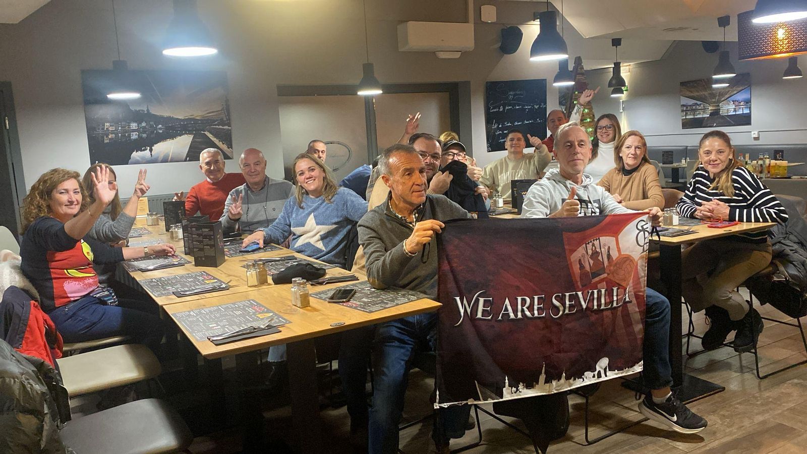 Un grupo de aficionados de diez matrimonios, en Dinant, Bélgica, sin saber si irán a Lens.