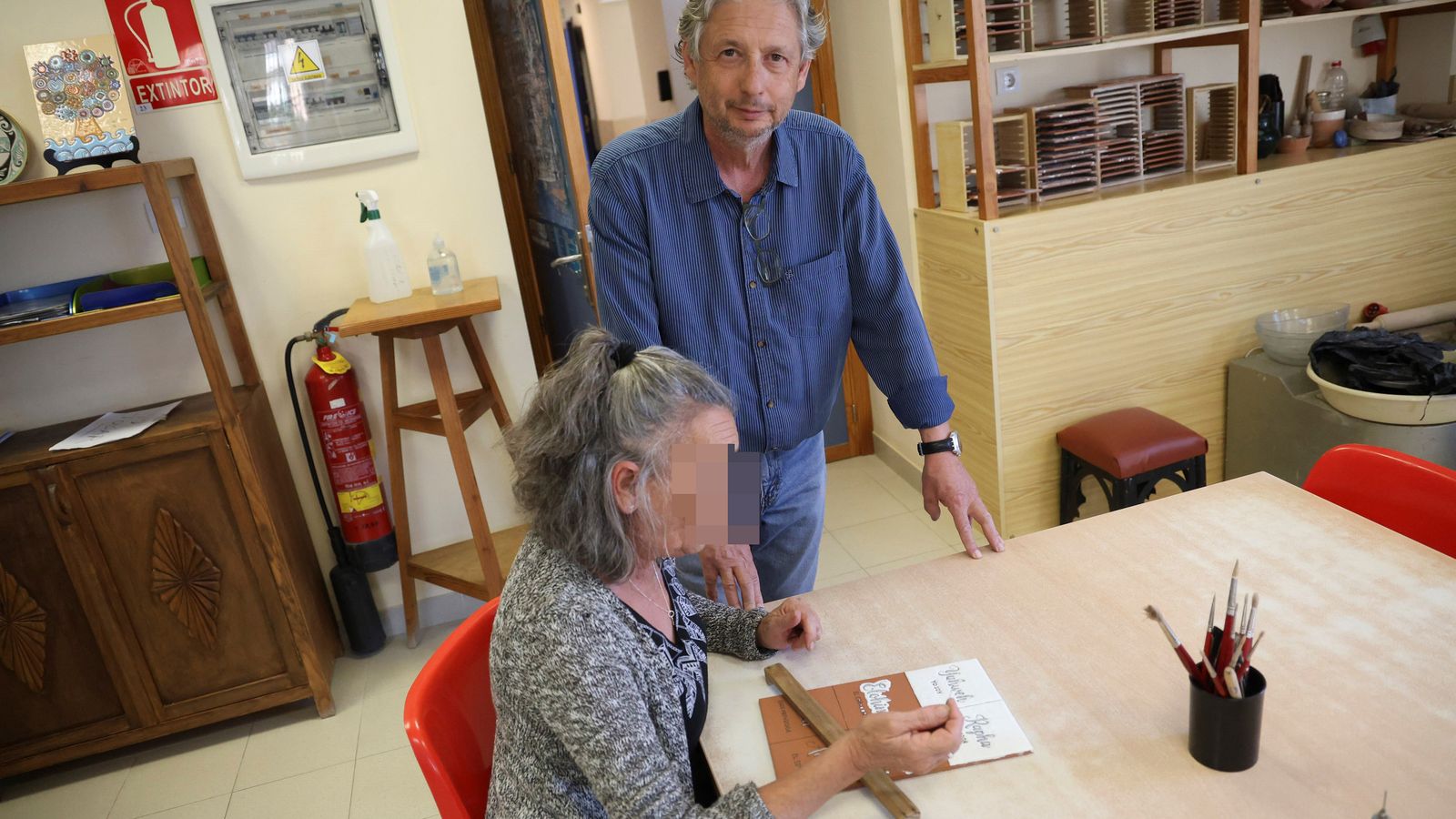 Manuel Rodríguez, monitor del taller de Artes Plásticas, con una usuaria.