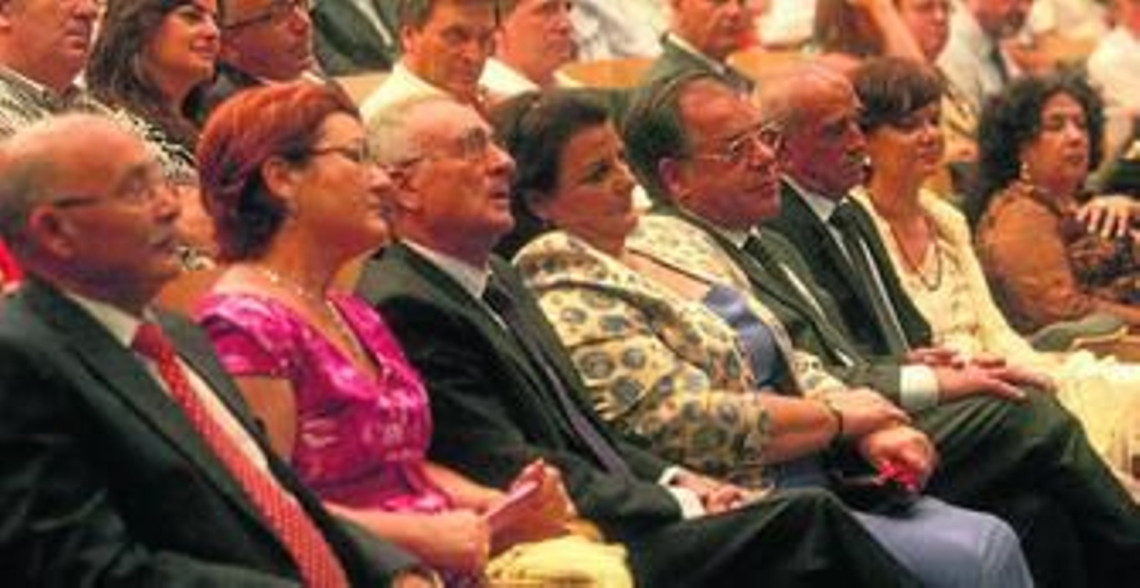 Los homenajeados y sus familiares, en  el caso de Fernando Bachiller, ayer durante el acto institucional en el que fueron entregadas estas distinciones.