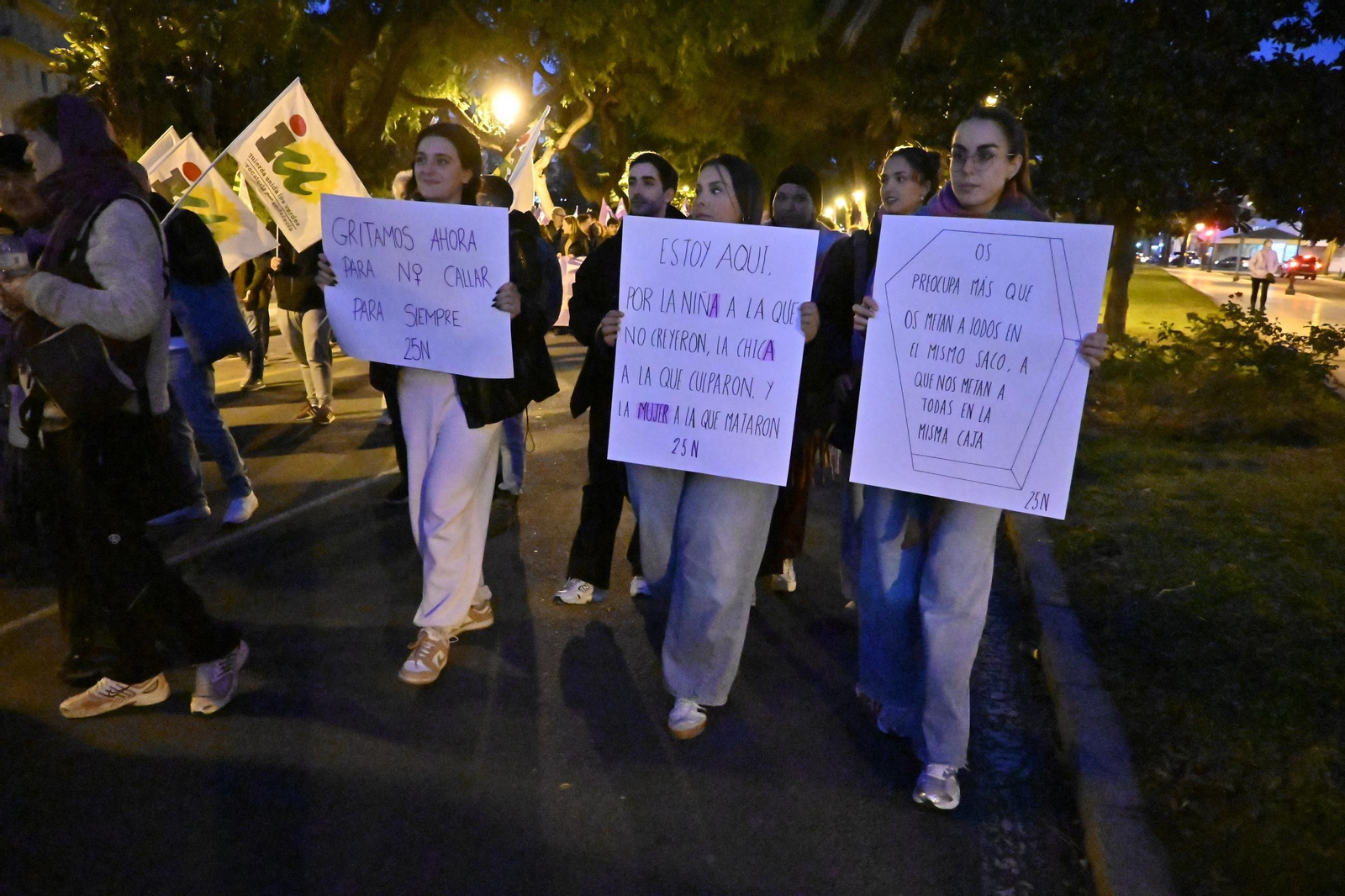 Imágenes de la manifestación con motivo del 25N en Huelva