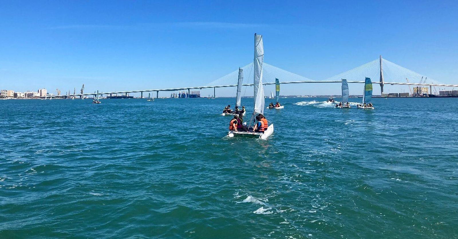 Niños de varios centros gaditanos navegaron este jueves por la Bahía.