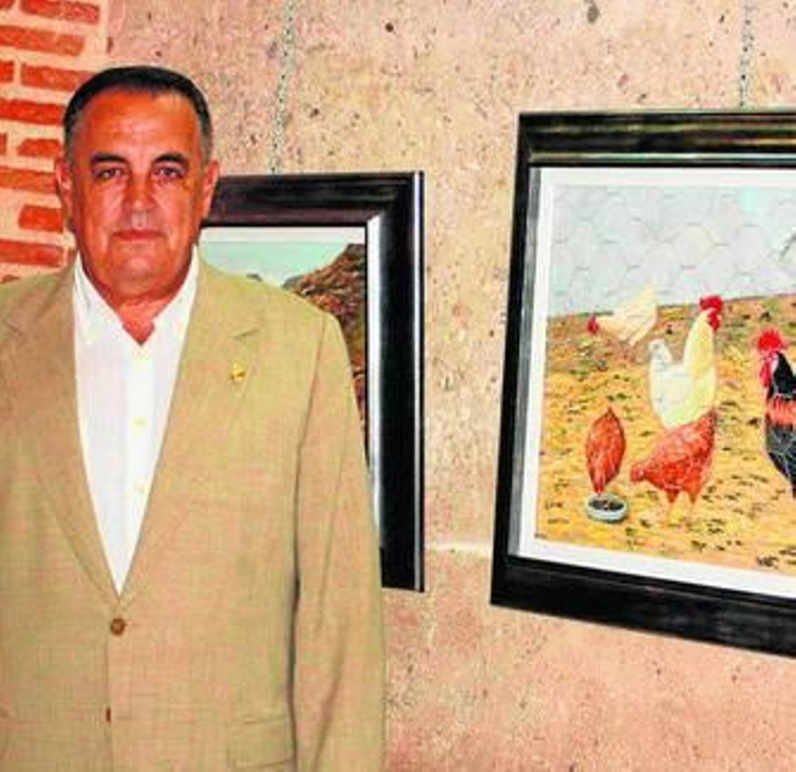 Martime junto a una de las obras que expone en los Aljibes.