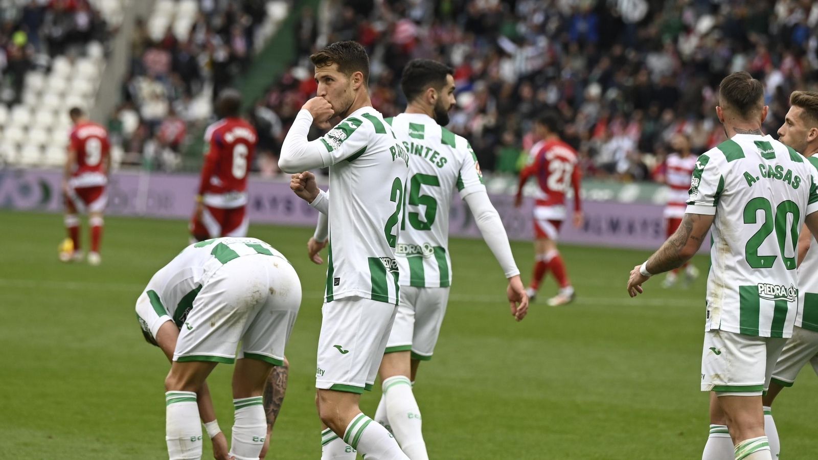 Pedro Ortiz celebra su gol en el Córdoba CF - Granada.