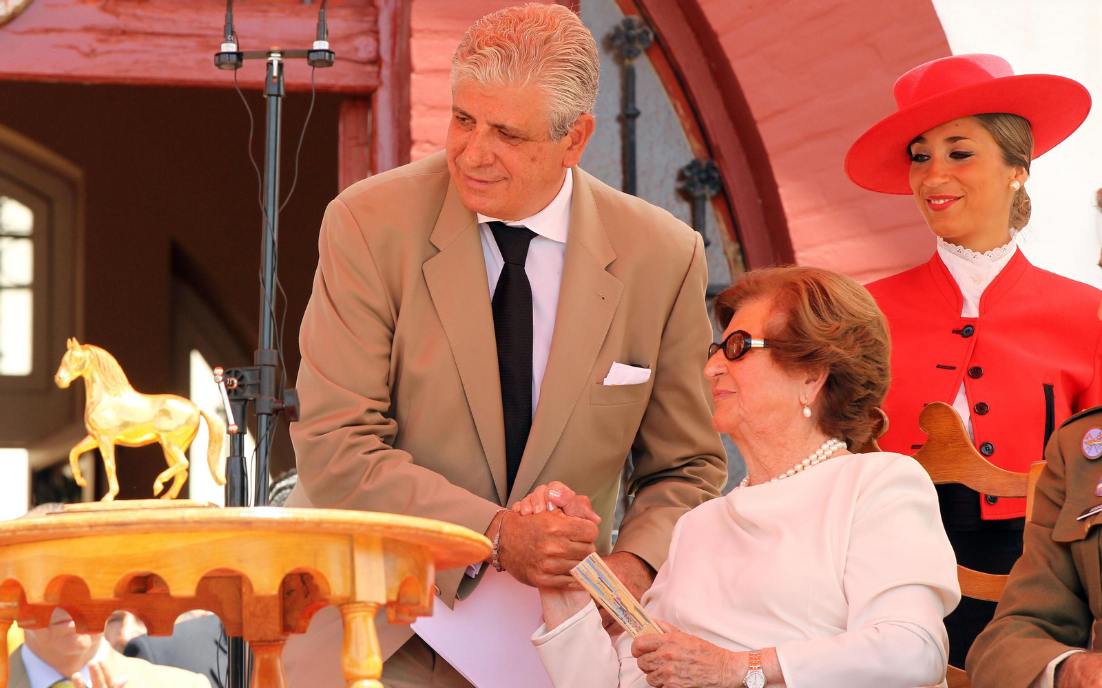 María Pemán junto a su hijo Manuel Guerrero, con el Caballo de Oro que le concedieron a su esposo, Ramón Guerrero, en la Feria del Caballo de 2012.
