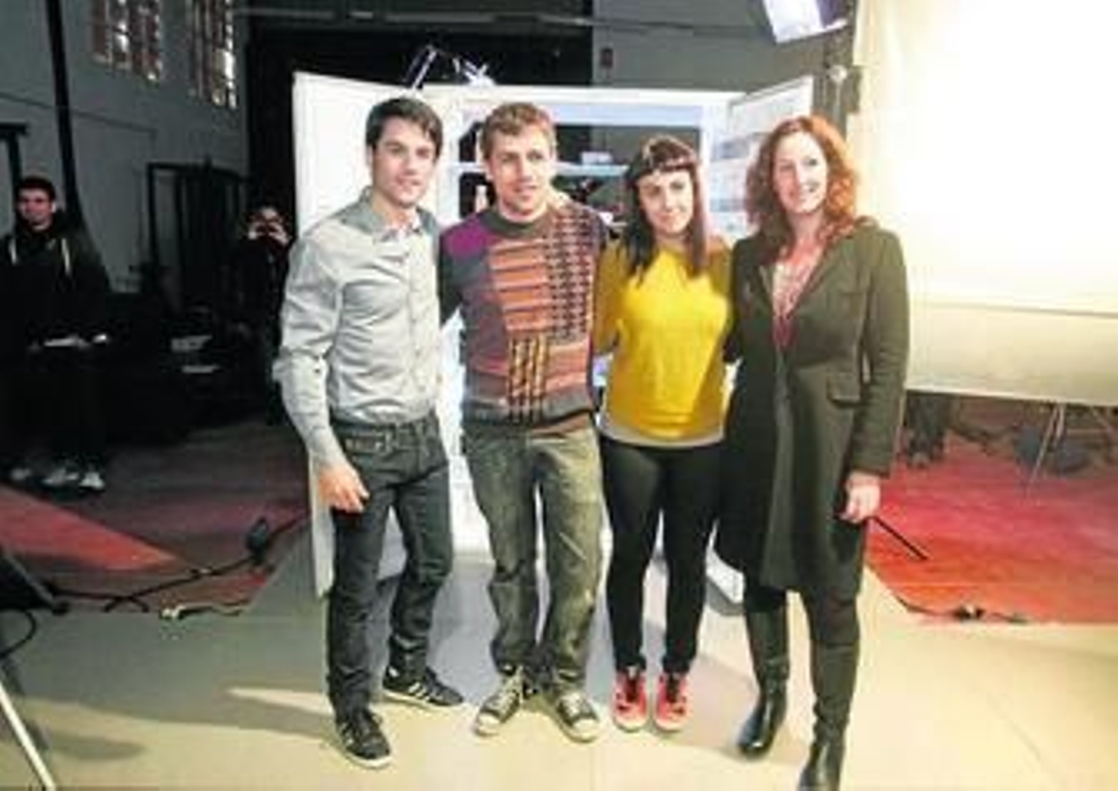 La diputada María Vázquez con Pepe Botías, Alejo Sauras y Alba García en el set de rodaje.