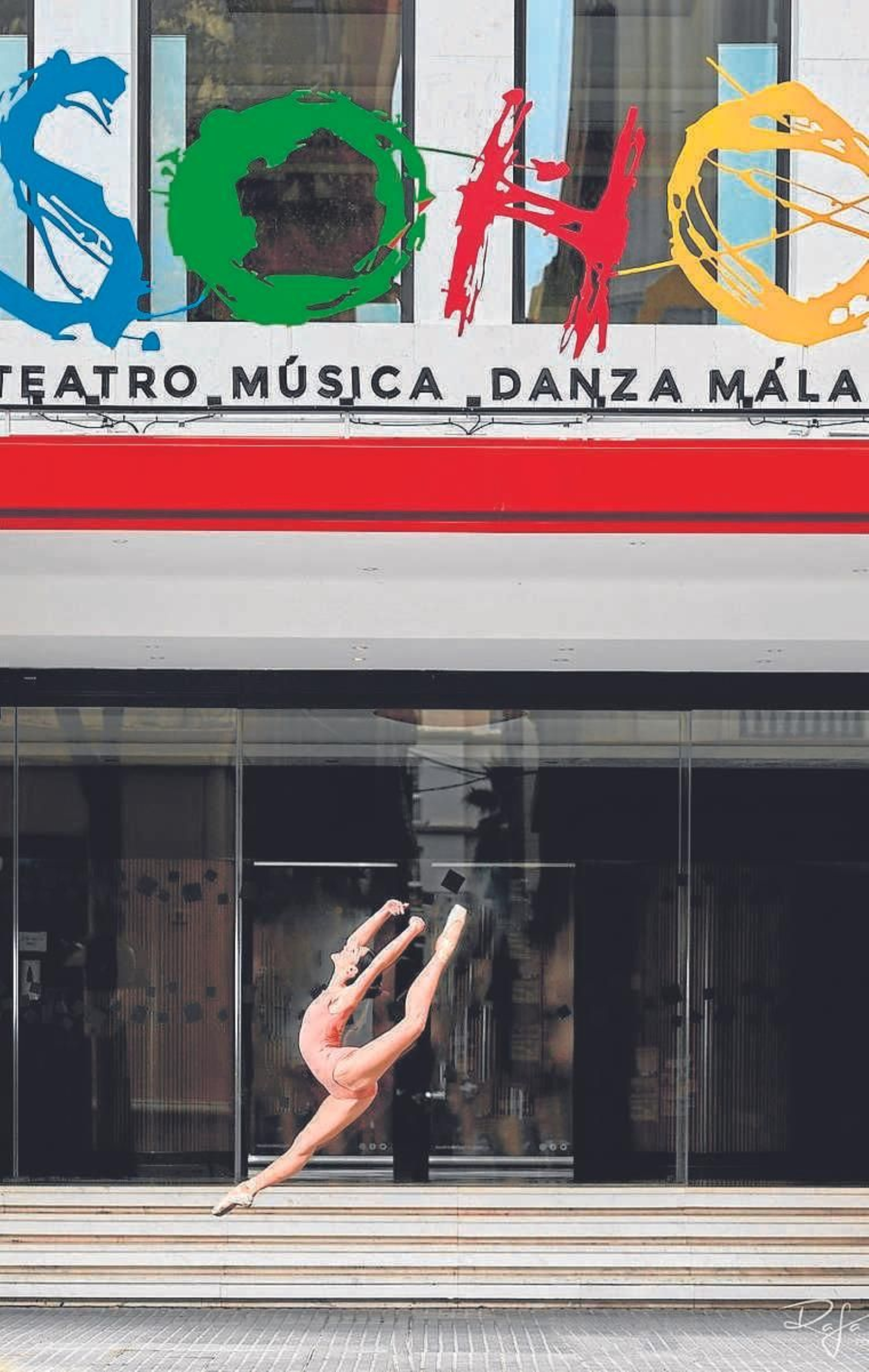 Estévez frente a la fachada del Teatro del Soho.