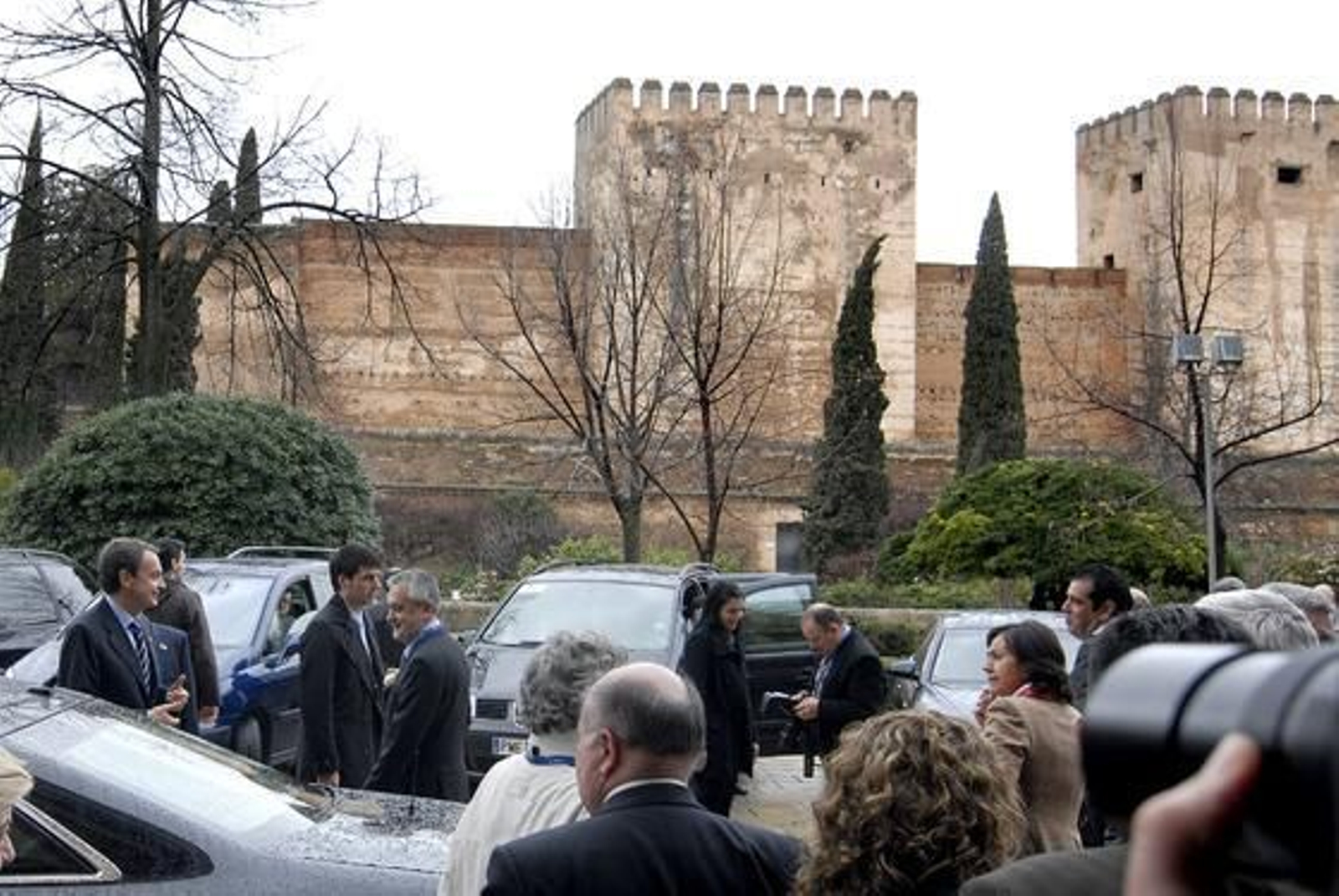 Zapatero antes de comparecer en la Alhambra 

Foto: Jesús Ochando