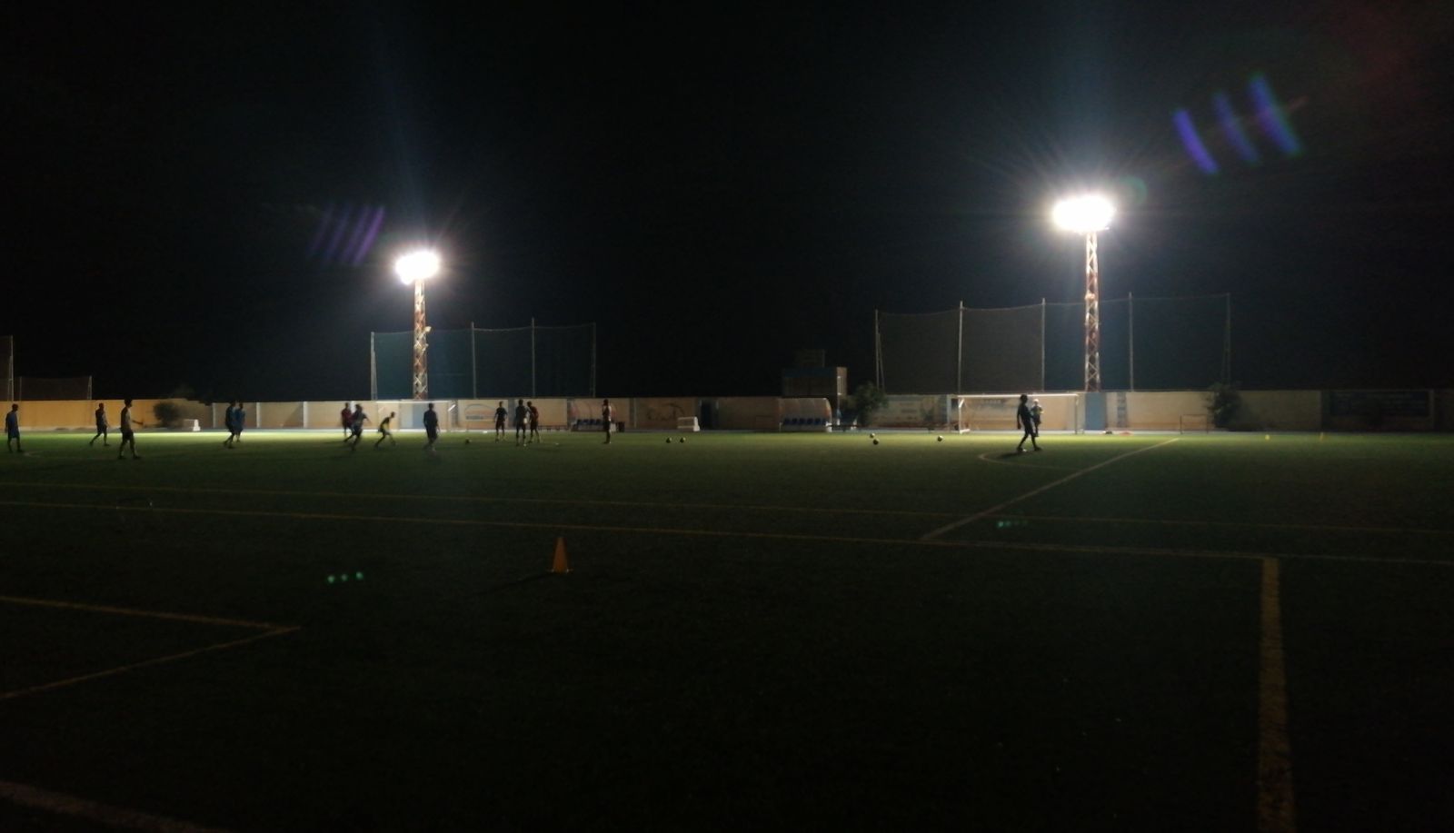 El equipo sénior del Español del Alquián entrenó anoche con esta iluminación
