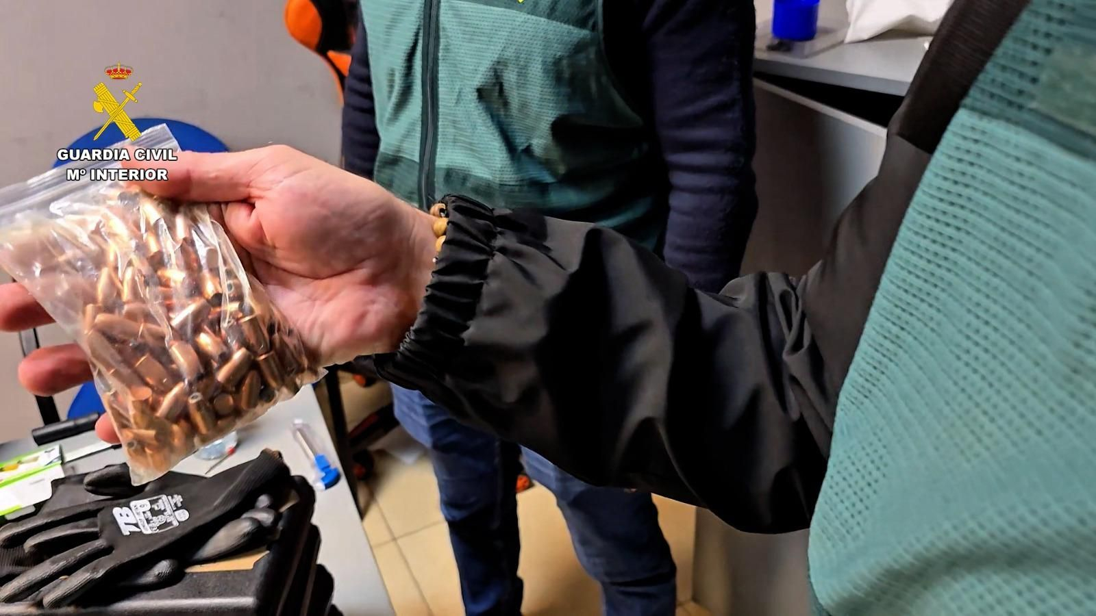 Un agente de la Guardia Civil muestra la munición intervenida.