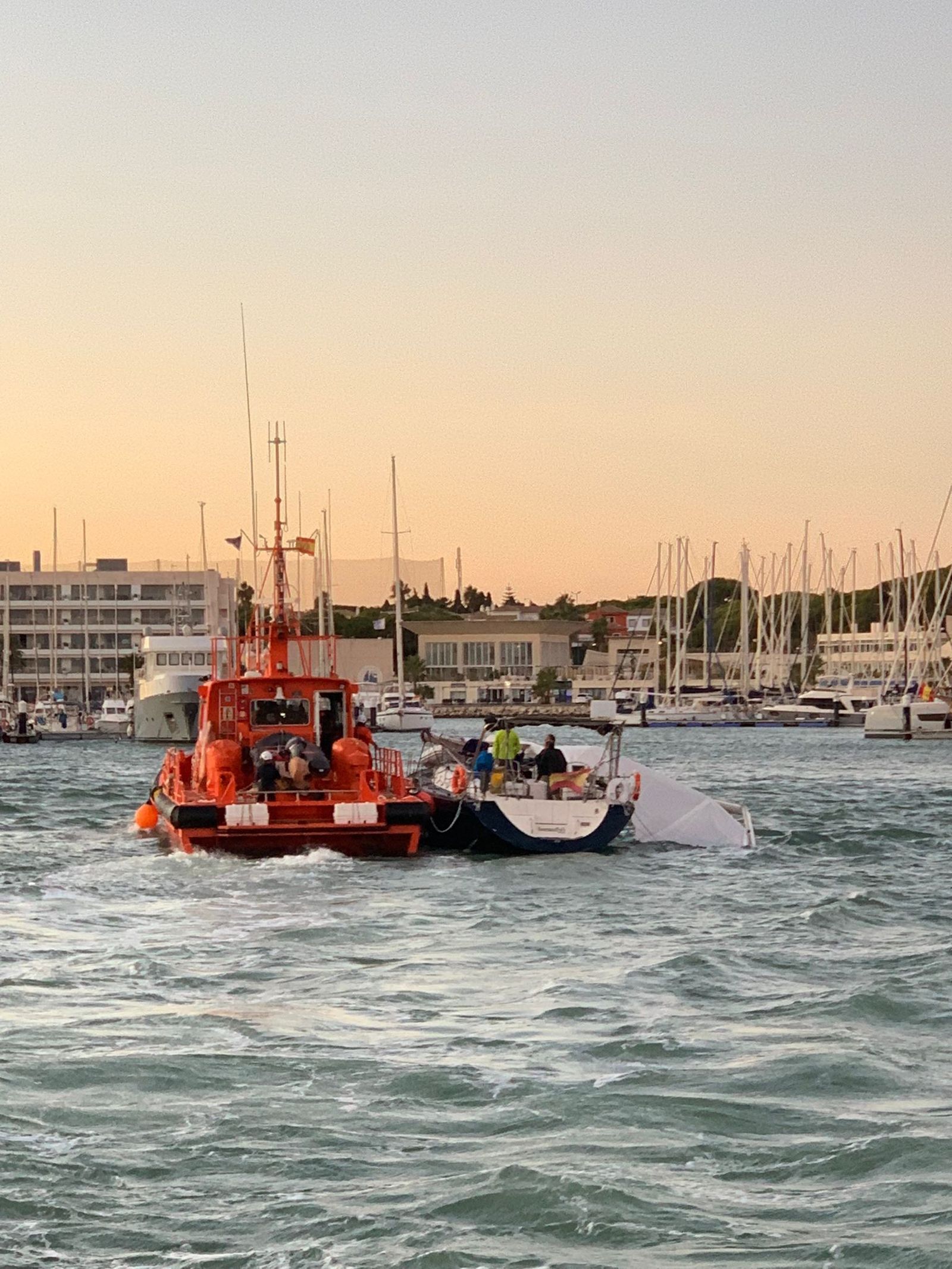 Salvamento Marítimo, llegando a Puerto Sherry con el velero.