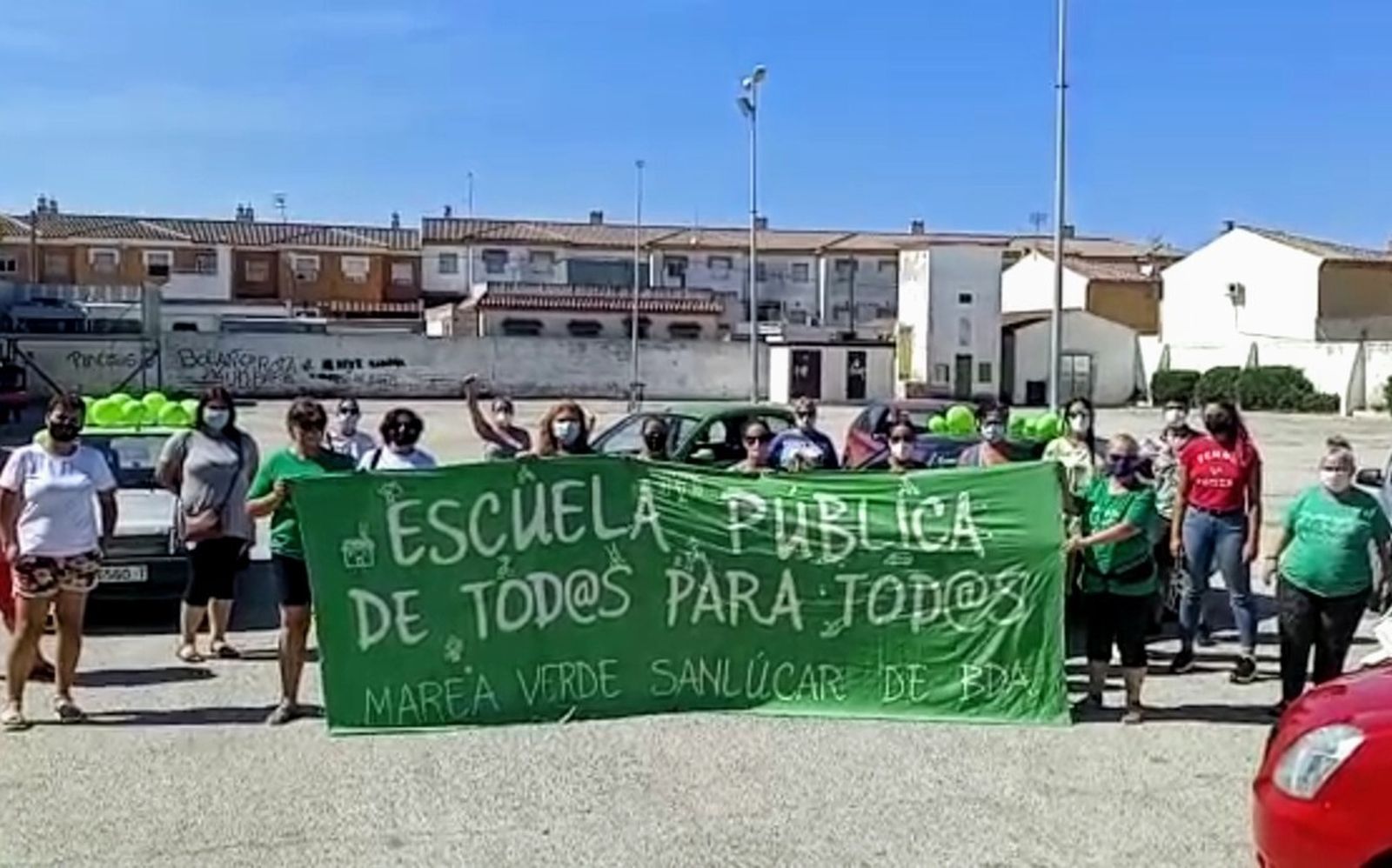 Pancarta desplegada por el colectivo Marea Verde al término de la caravana reivindicativa.