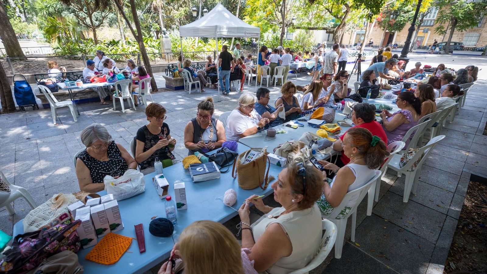 Las tejedoras celebran el 'Día Mundial de Tejer en Público'.