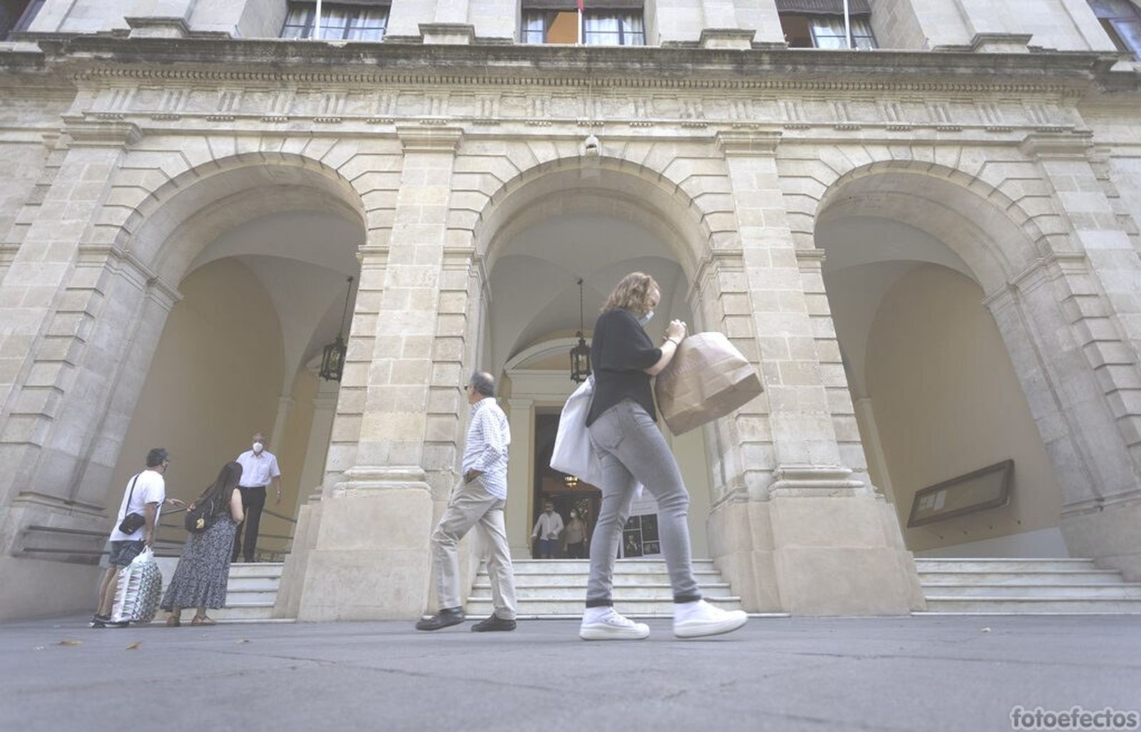 Entrada principal el Ayuntamienmto de Sevilla en la Plaza Nueva.