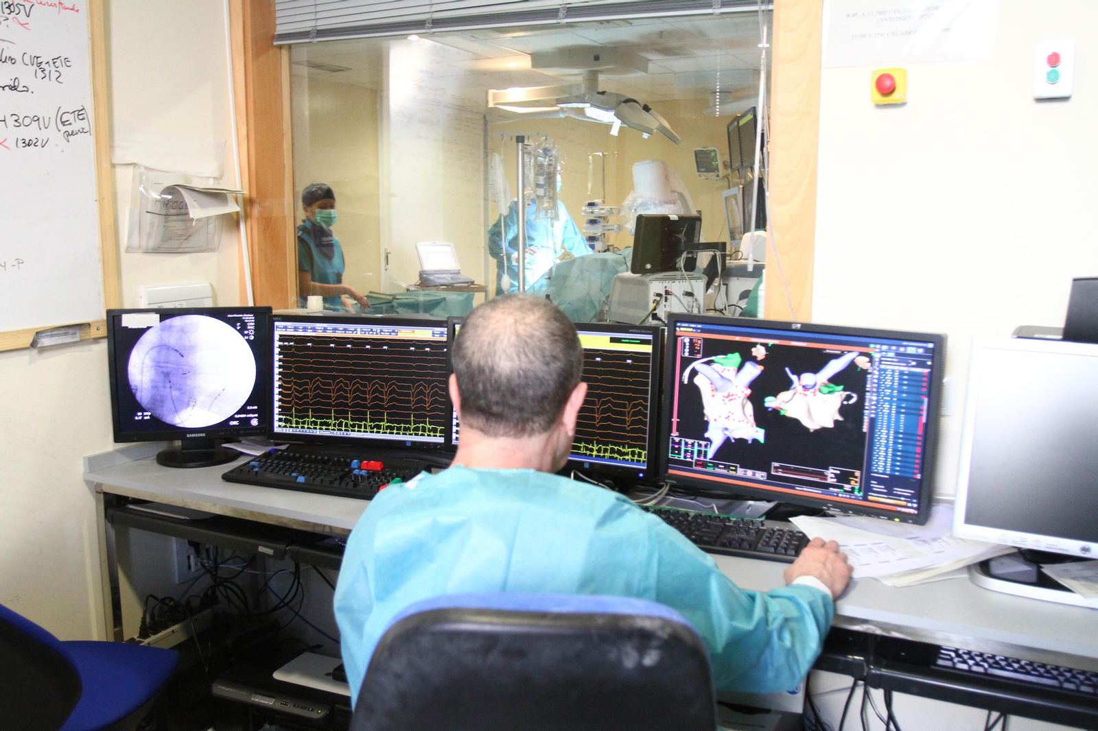 El Hospital Juan Ramón Jiménez implanta los dos primeros marcapasos sin cable en pacientes onubenses