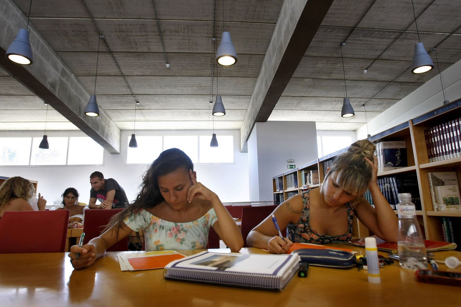 Estudiantes de oposiciones en la biblioteca.