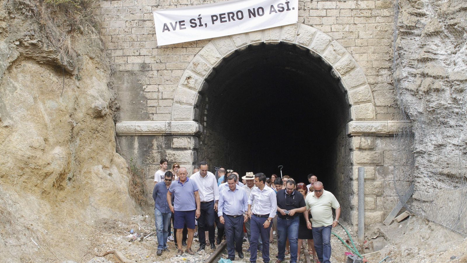Paco Cuenca y José Entrena pasan por el antiguo túnel de San Francisco de Loja