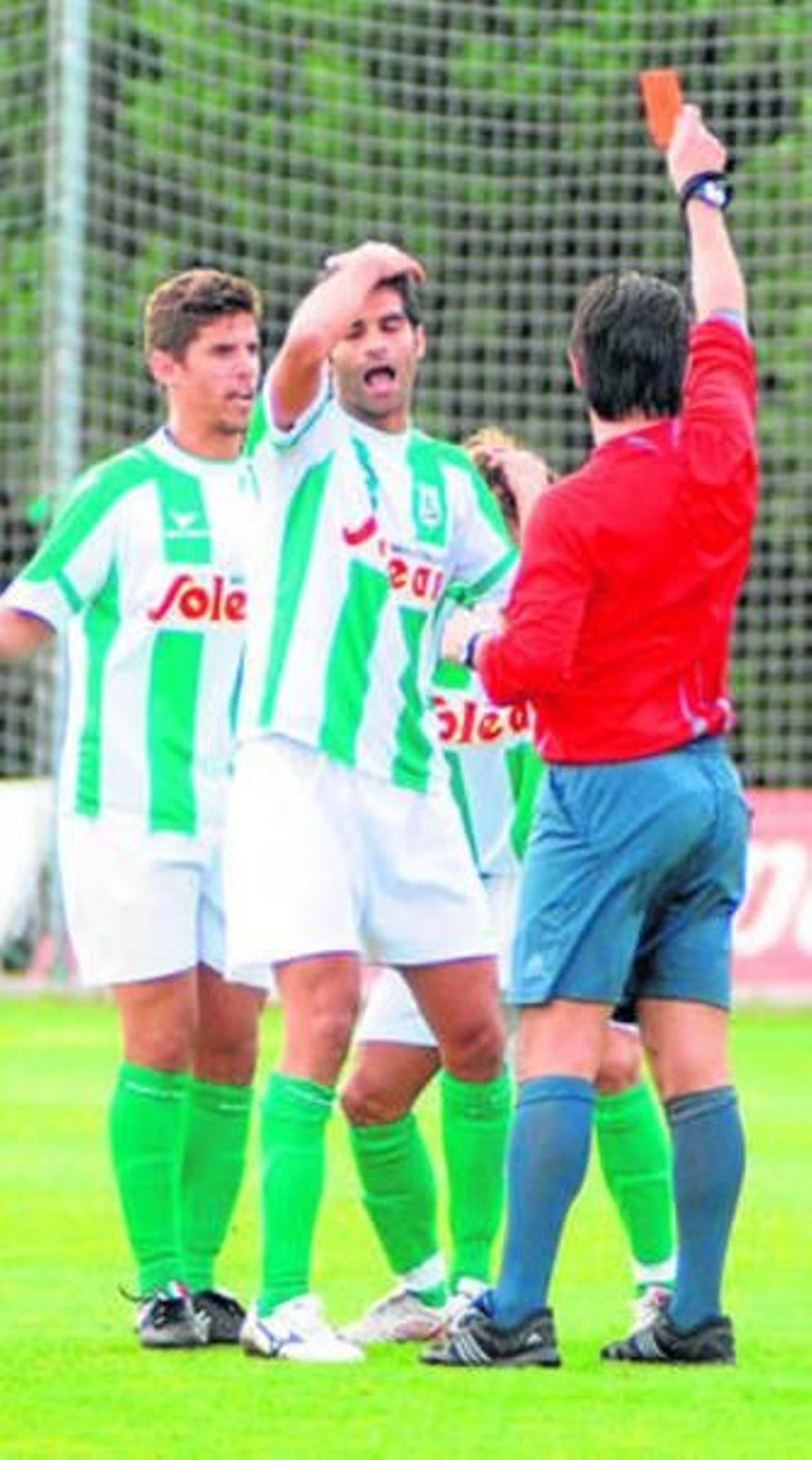 Chiqui y Rubén reaccionaron así con la roja a Benítez.