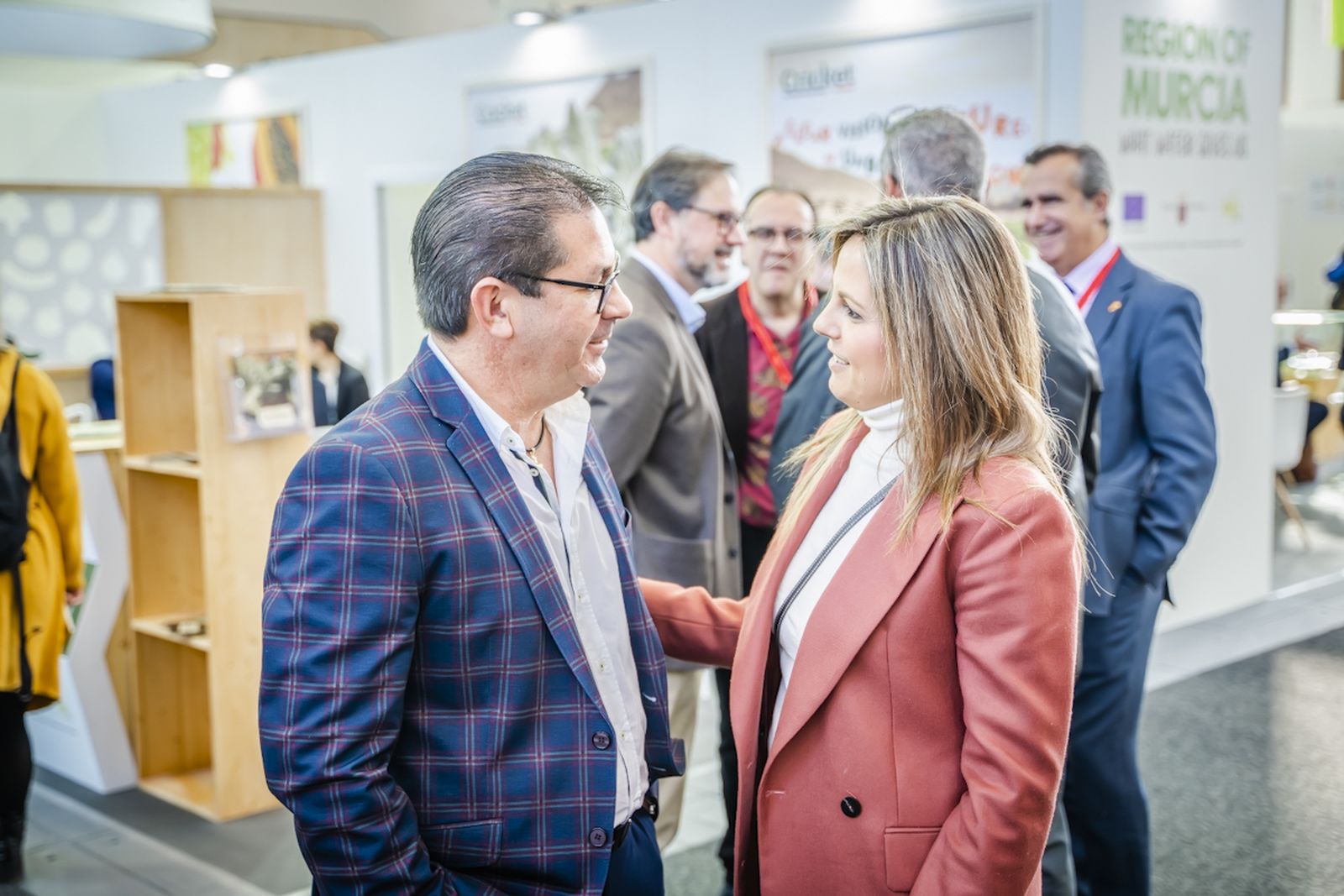 Rocío Sánchez con empresarios roqueteros.