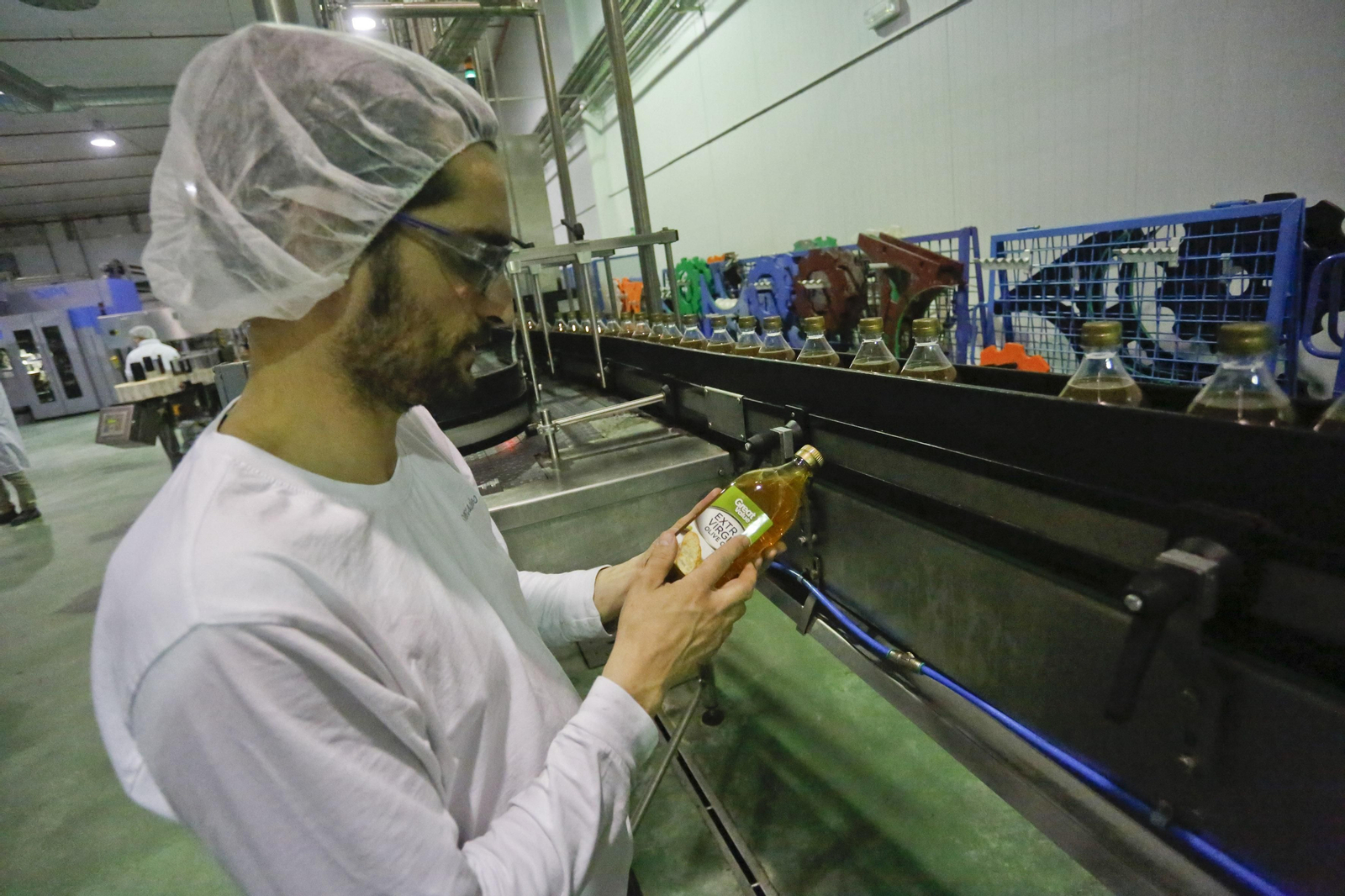 Un operario en la planta de Dcoop en Antequera, una de las mayores exportadoras de la provincia.