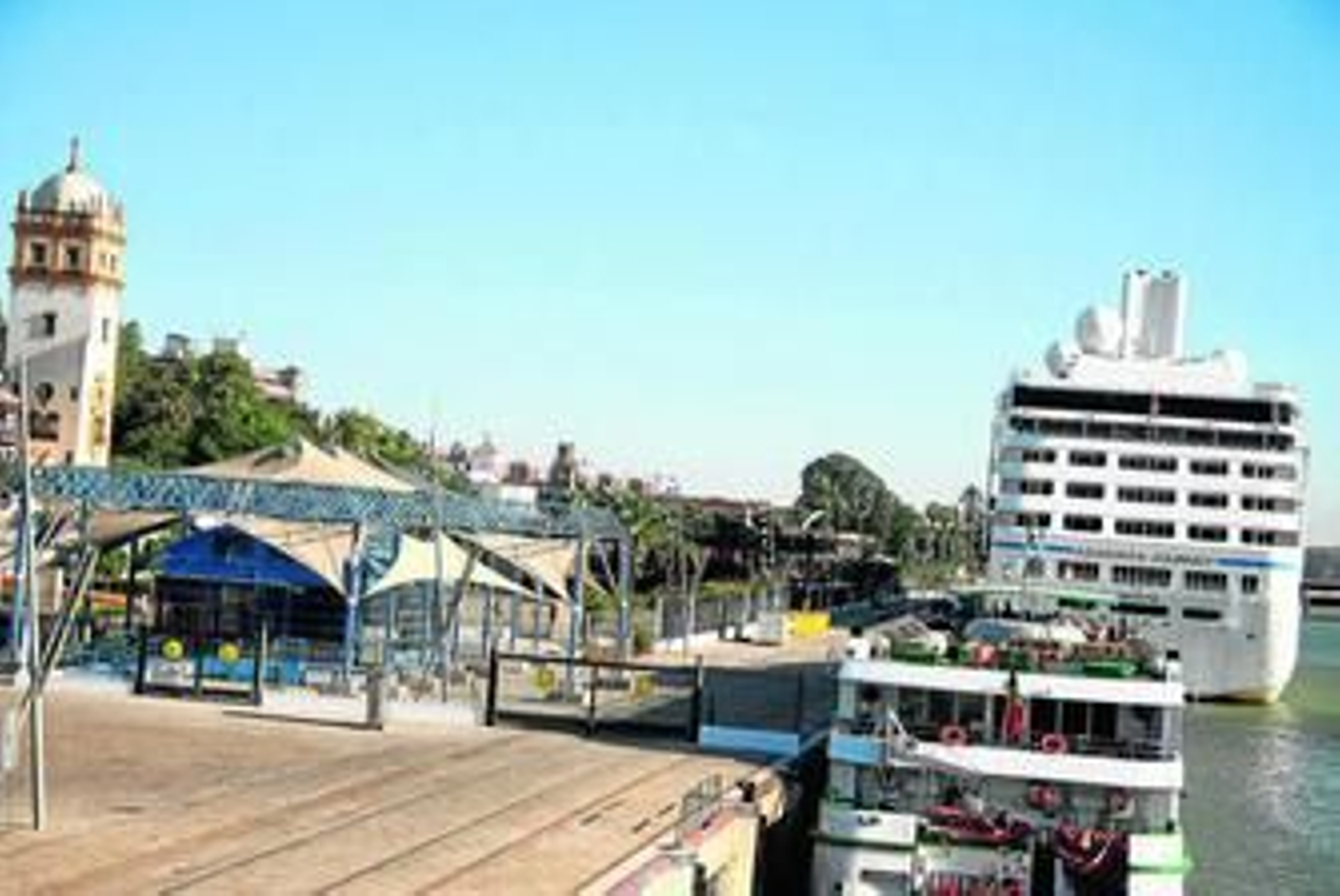 Vista del tinglado azul bajo la carpa que se adaptará como terminal de cruceros en el Muelle Delicias.