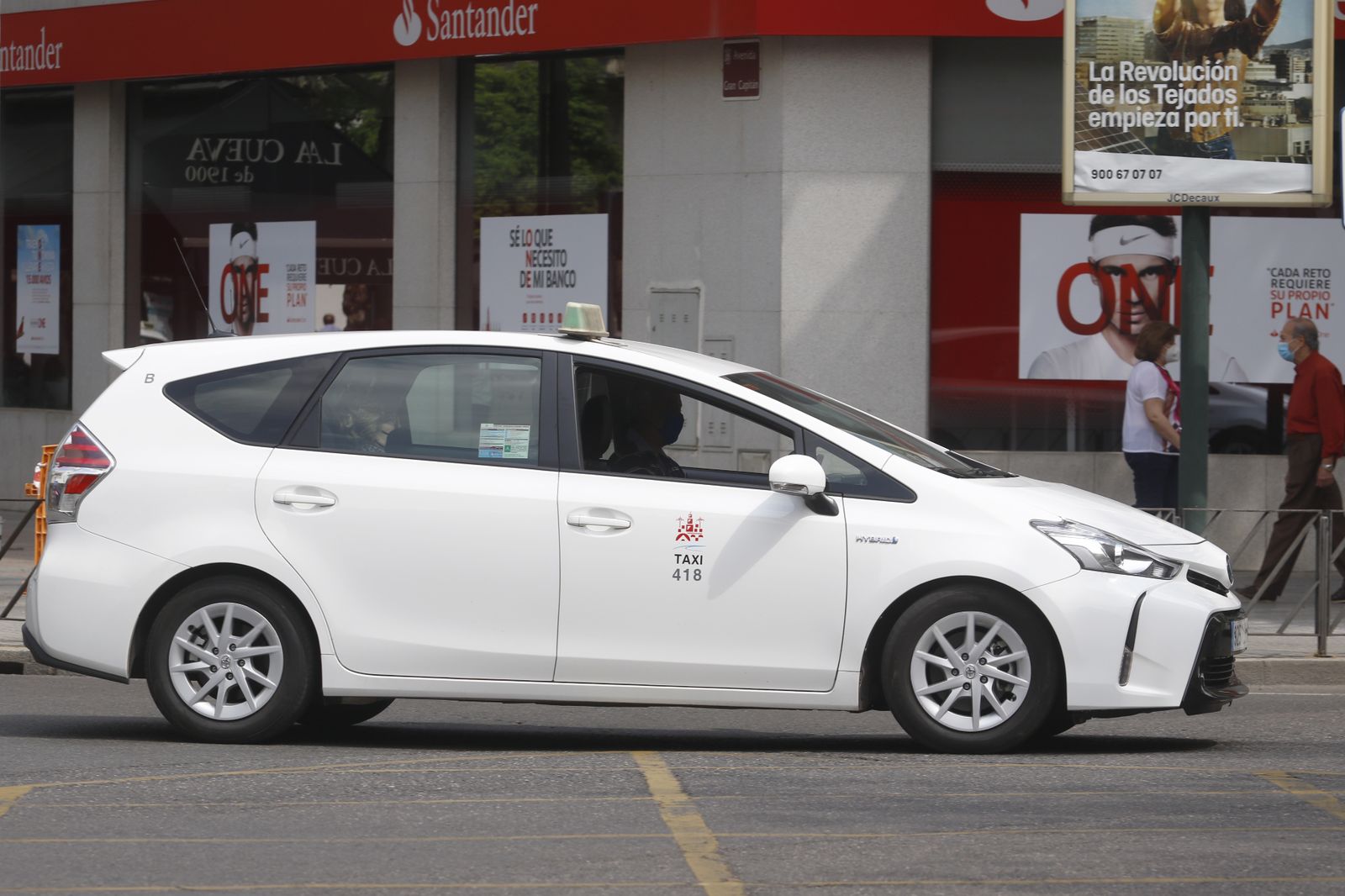Un taxi circula por el centro de la ciudad.